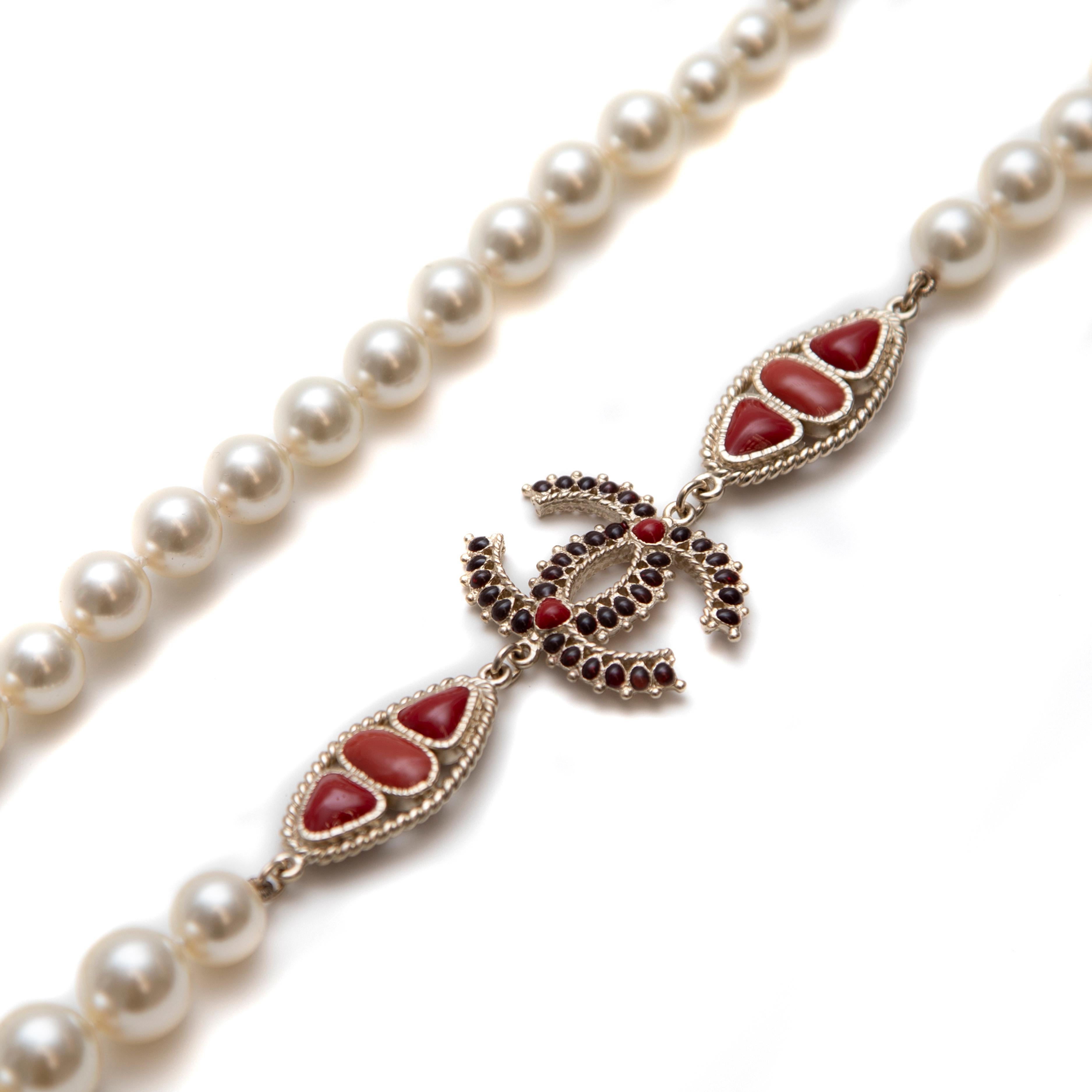 Collana Chanel con perle finte e resina CC Métiers d'Art
Dalla Collezione Métiers d'Art Pre-Fall 2014 di Karl Lagerfeld, questa splendida collana Chanel mette in mostra l'impeccabile maestria e l'eleganza senza tempo per cui il marchio è rinomato.