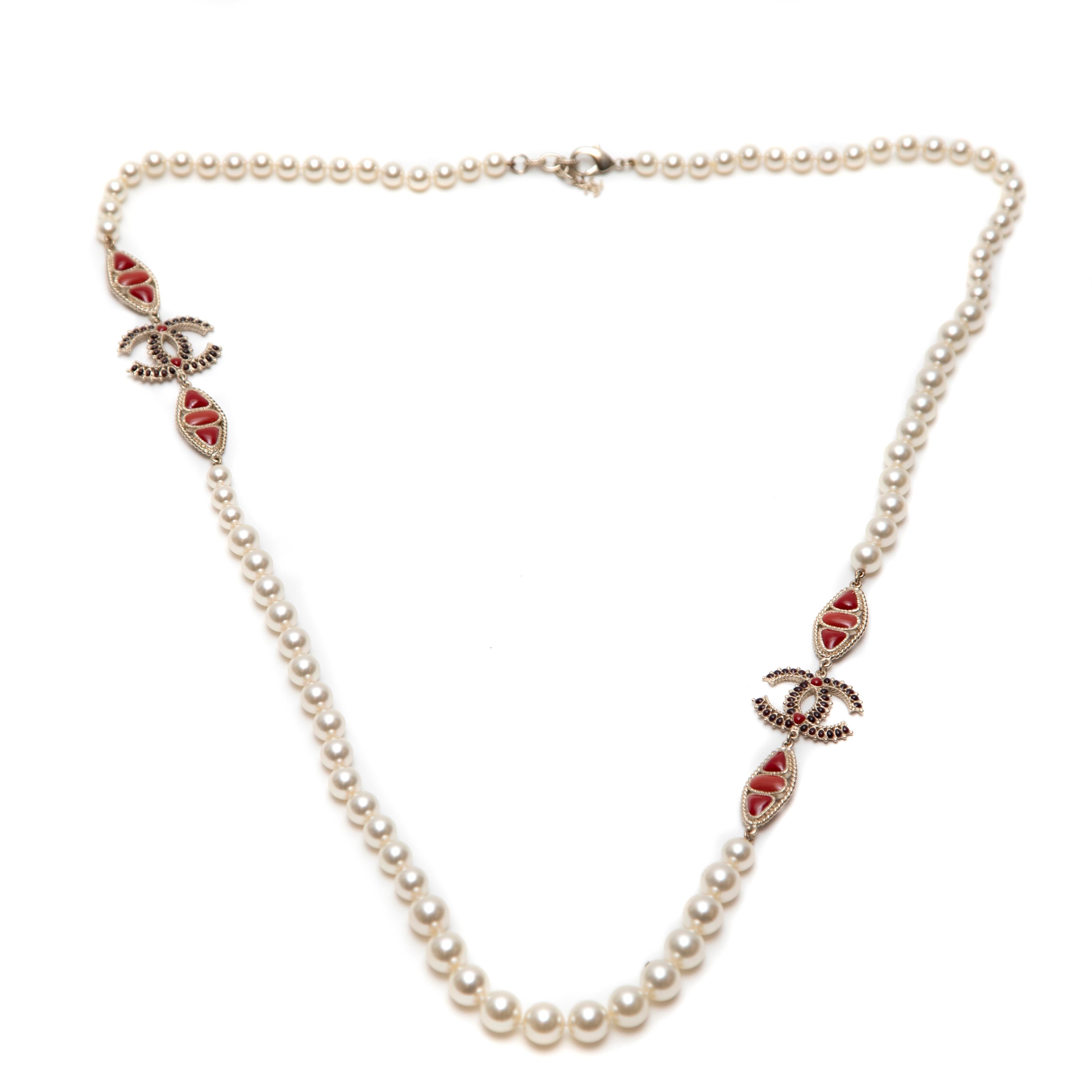 Collana Chanel con perle finte e resina CC Métiers d'Art In condizioni ottime in vendita a West Hartford, CT