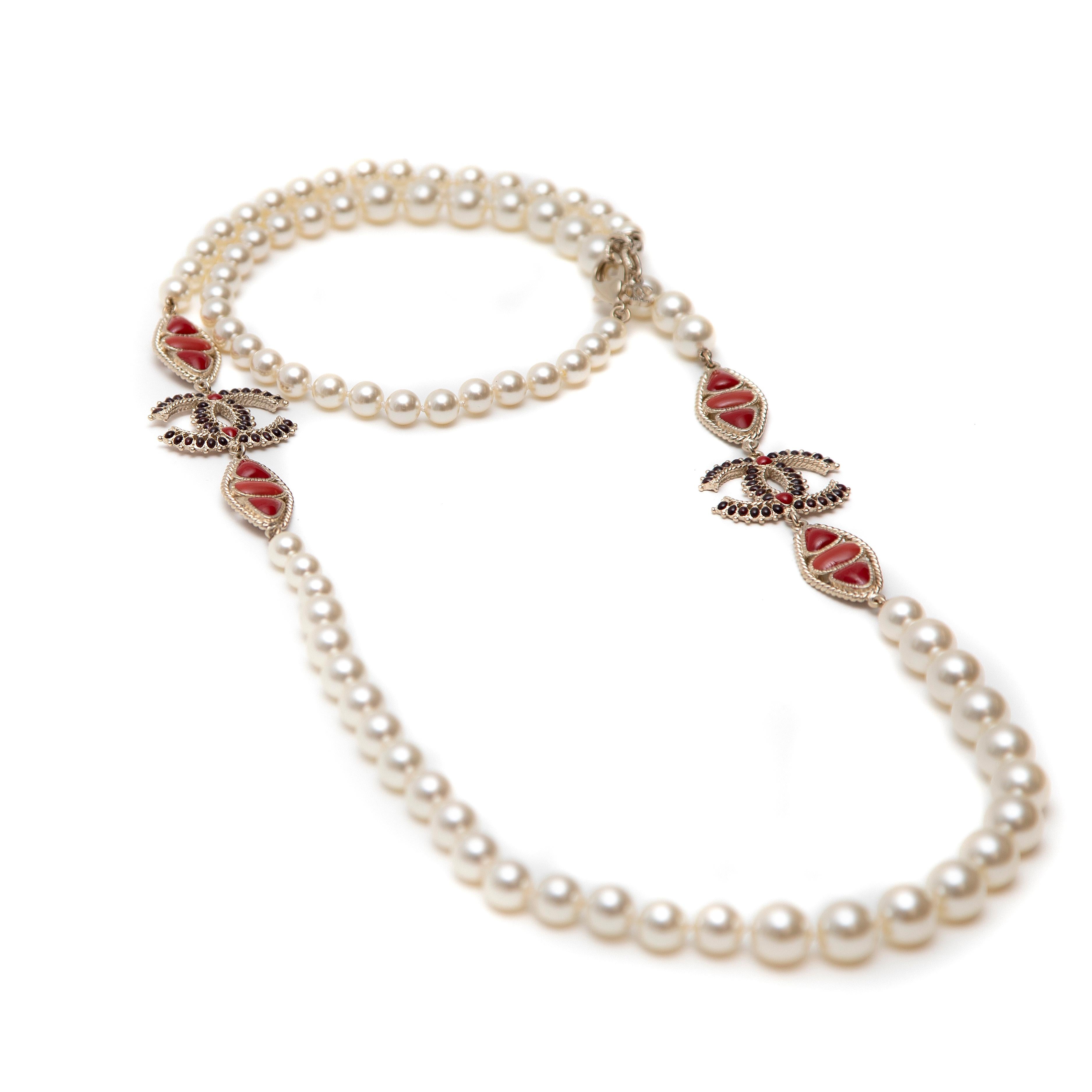 da uomo o donna Collana Chanel con perle finte e resina CC Métiers d'Art in vendita