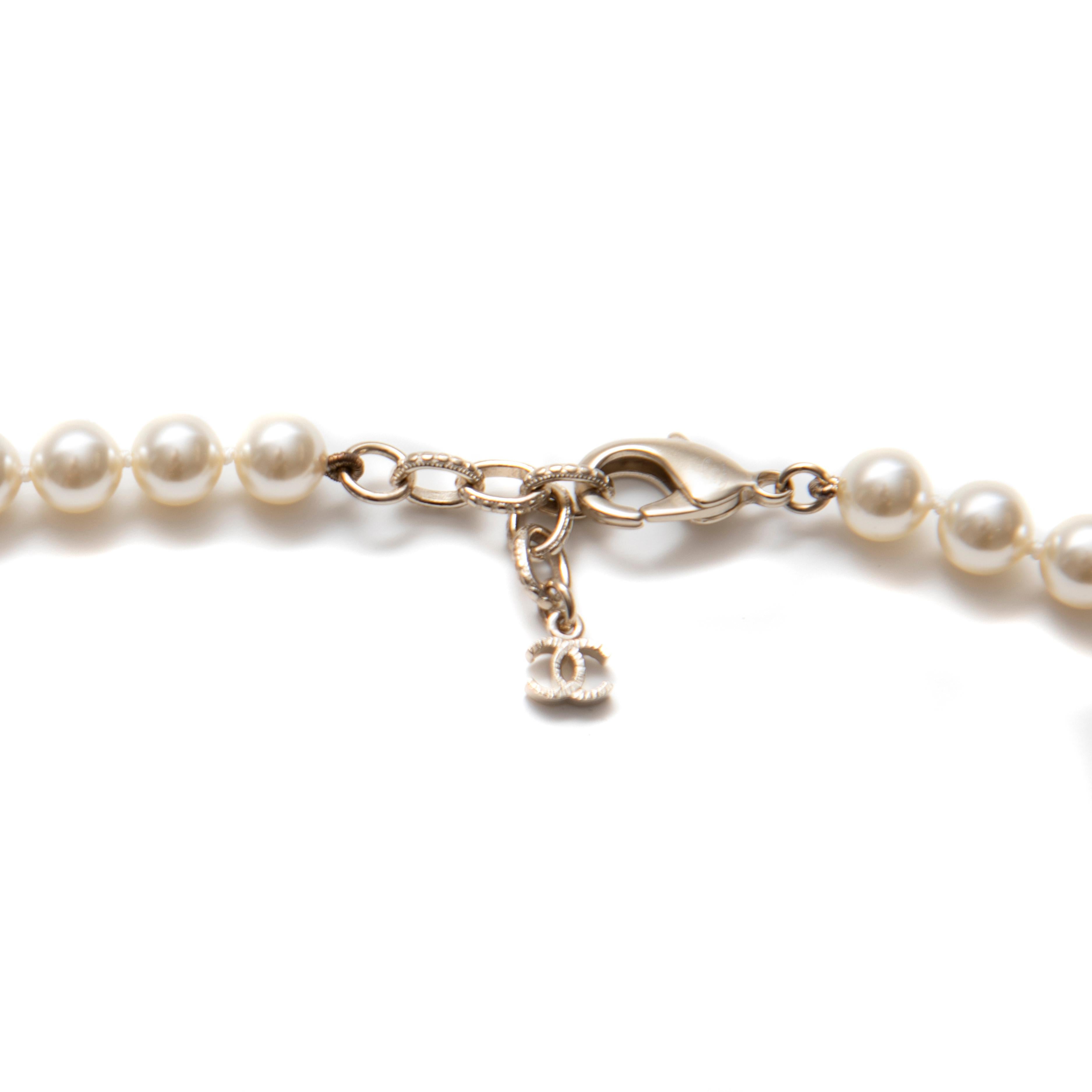 Collana Chanel con perle finte e resina CC Métiers d'Art in vendita 1