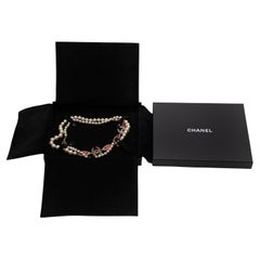 Chanel - Collier en fausses perles et résine CC Métiers d'Art