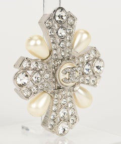 Broche Chanel « CC » avec fausses perles et strass