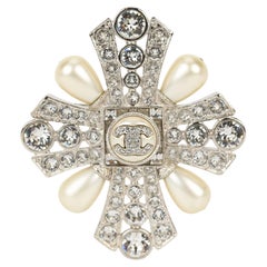 Broche Chanel « CC » avec fausses perles et strass