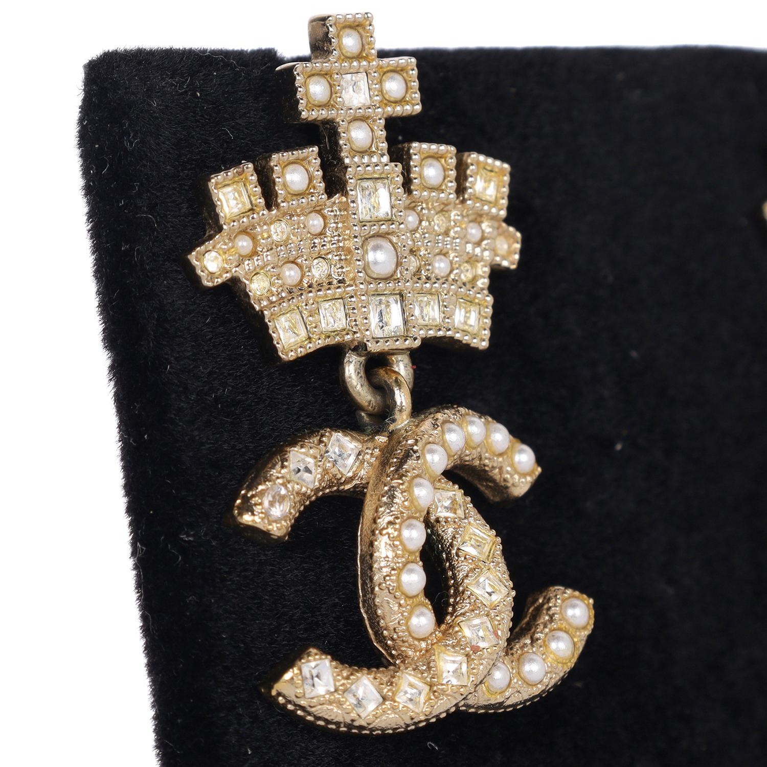 Taglio rotondo Orecchini a goccia con perle finte e strass CC di Chanel in oro in vendita