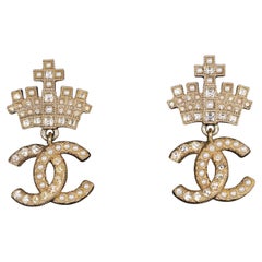 CHANEL Faux Pearl
Strass CC Crown Drop Pierced Earrings Gold