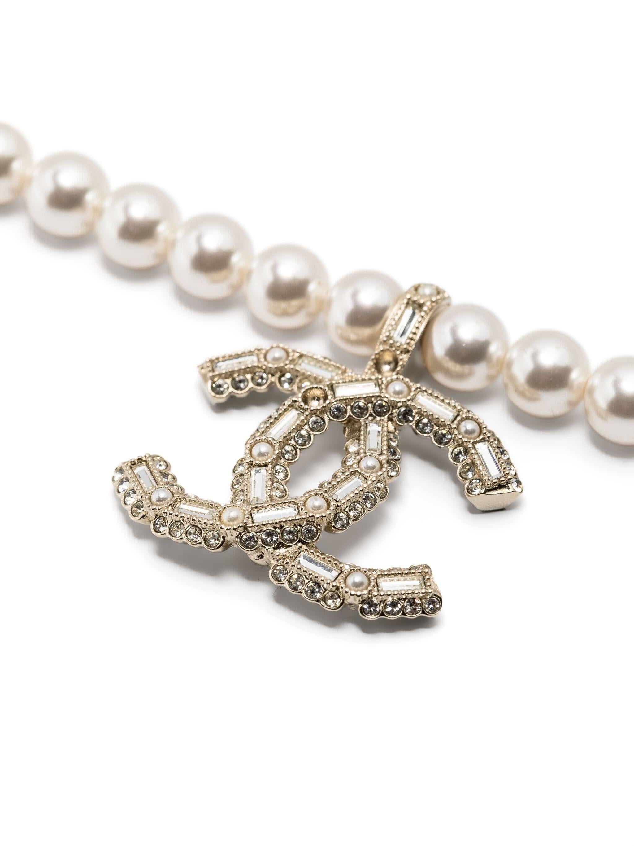 Chanel Faux Pearls and Logo-Pendant Necklace In Excellent Condition For Sale In Paris, FR