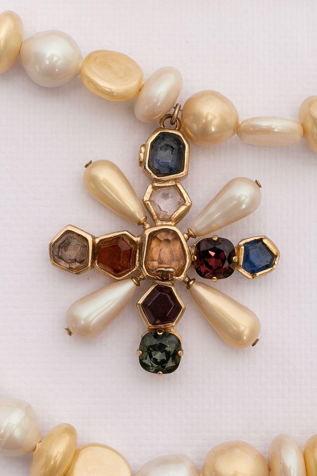 Chanel Halskette aus Kunstperlen mit Kreuzanhänger im Zustand „Hervorragend“ im Angebot in SAINT-OUEN-SUR-SEINE, FR