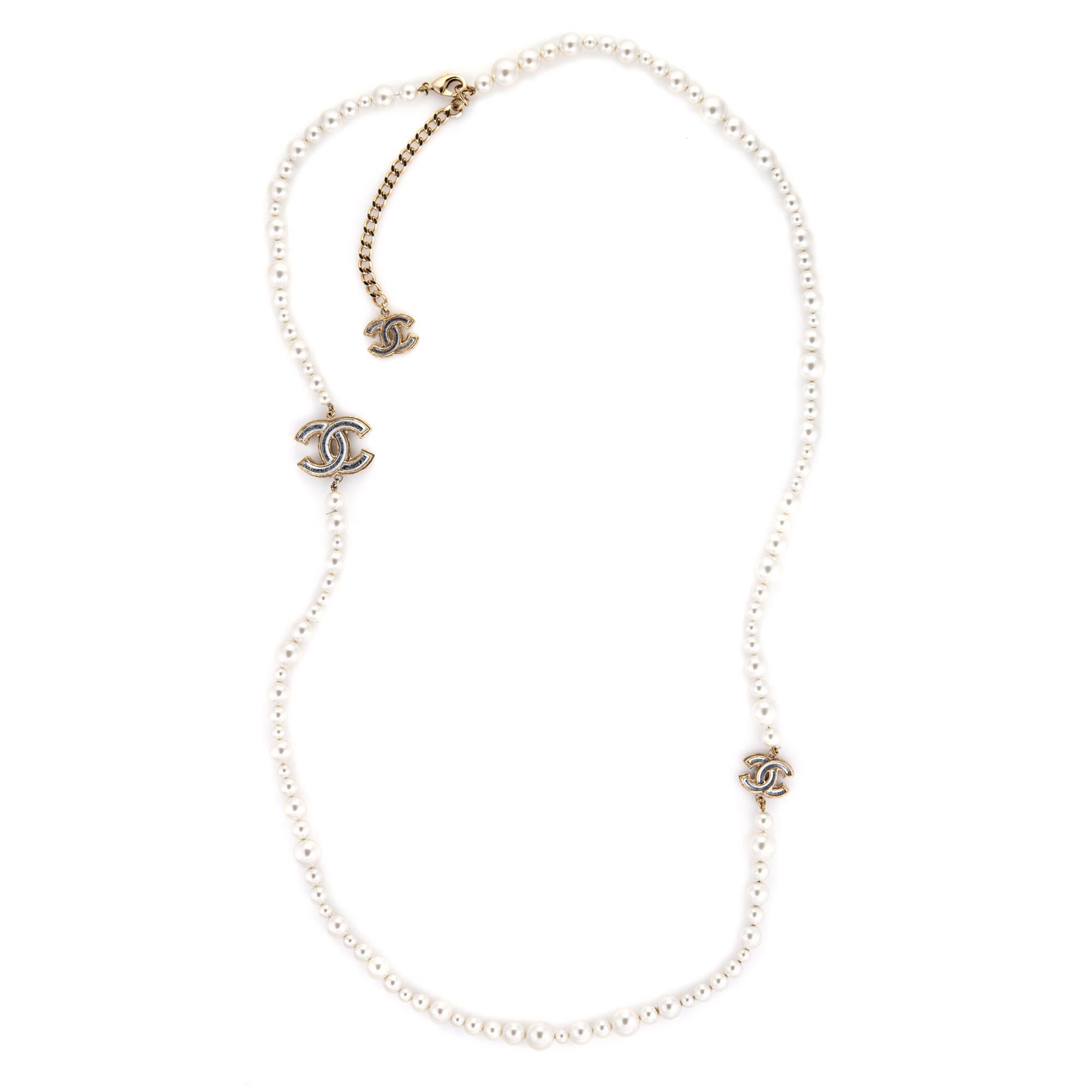Collier (ou ceinture) en fausses perles graduées Chanel d'occasion en ton argent (circa 2012). 

Le collier comporte des fausses perles blanches graduées de 6 à 12 mm. Deux logos CC séparent les perles. Le collier peut être porté comme une longue