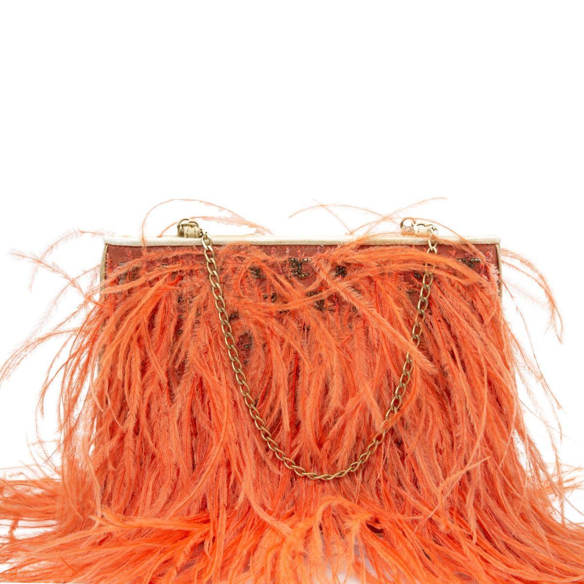 Covered in an array of wispy feathers to create a beautiful movement, This pre-owned Chanel clutch from the years 2000- 2002 is the perfect accessory for a glamorous night out. Sized for just essentials, this beautiful bag features metallic gold