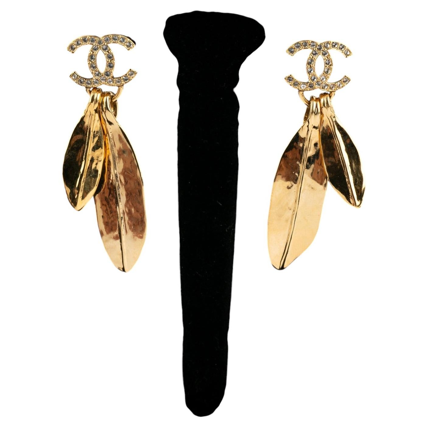 Chanel 'feather' earrings by Virginie Viard 2022 For Sale