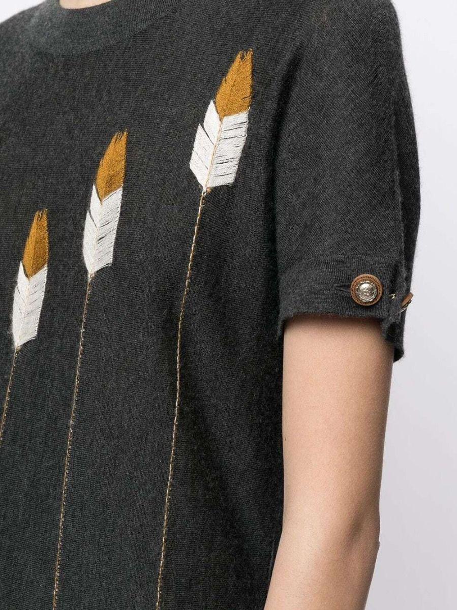 Dieses aus einer grauen Kaschmirmischung gefertigte Chanel Oberteil mit Rundhalsausschnitt aus der Chanel Dallas-Kollektion 2014 besticht durch aufgestickte Federn auf der Vorderseite. Perfekter, eleganter Komfort für den täglichen Gebrauch.

Farbe: