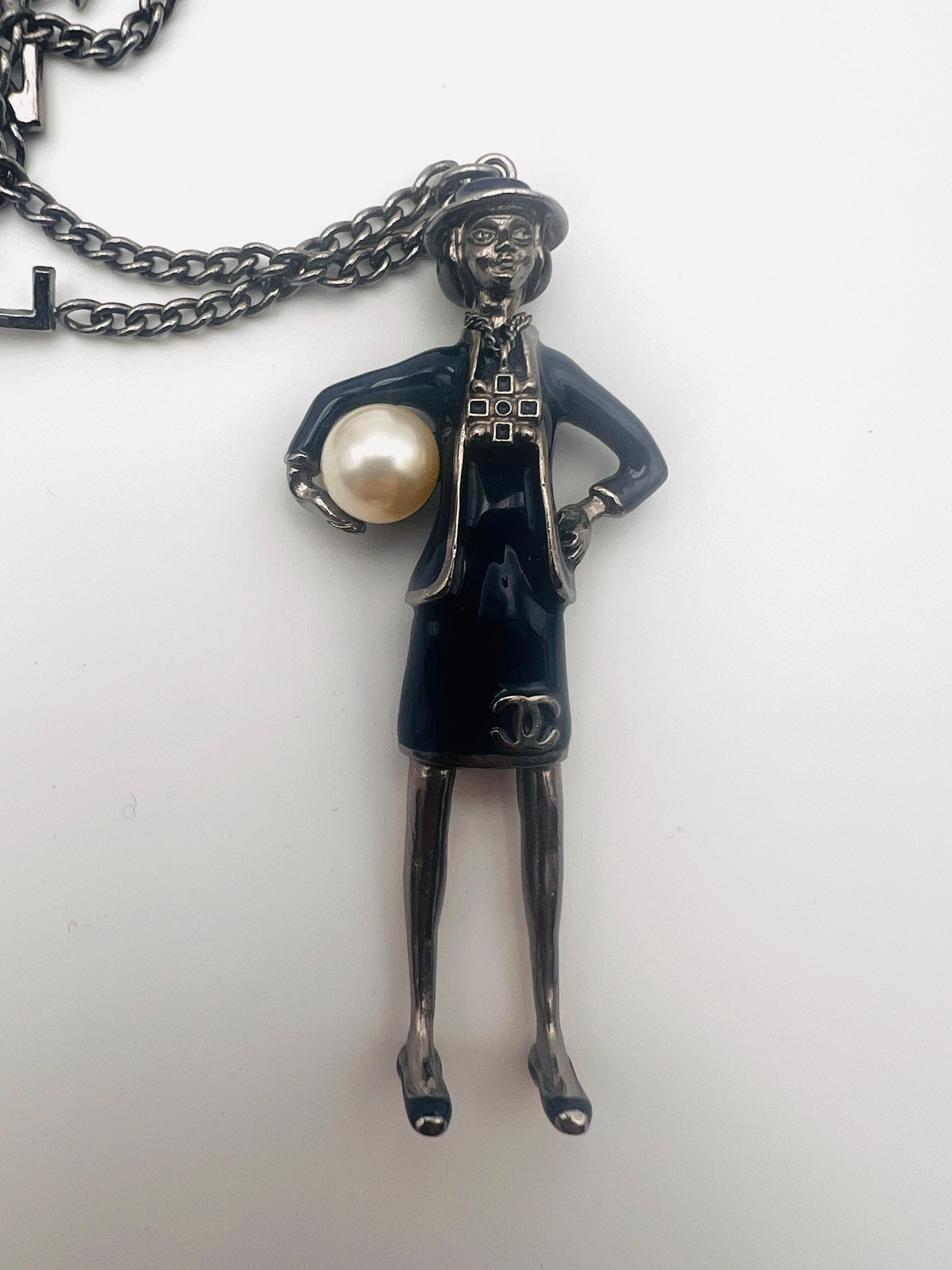 Figurine Chanel en vente 8