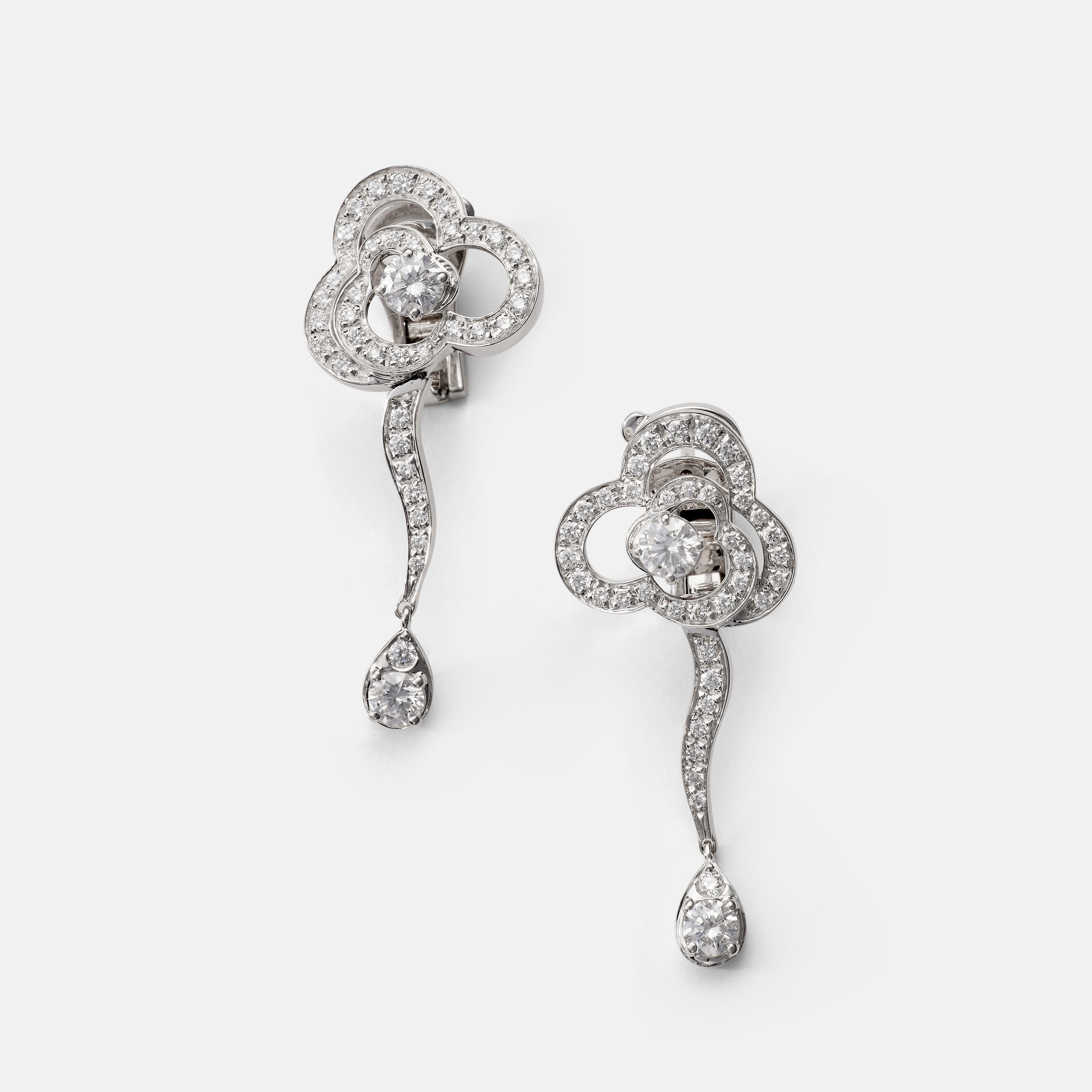 Contemporain CHANEL Fil de Camélia earrings in white gold and diamonds en vente