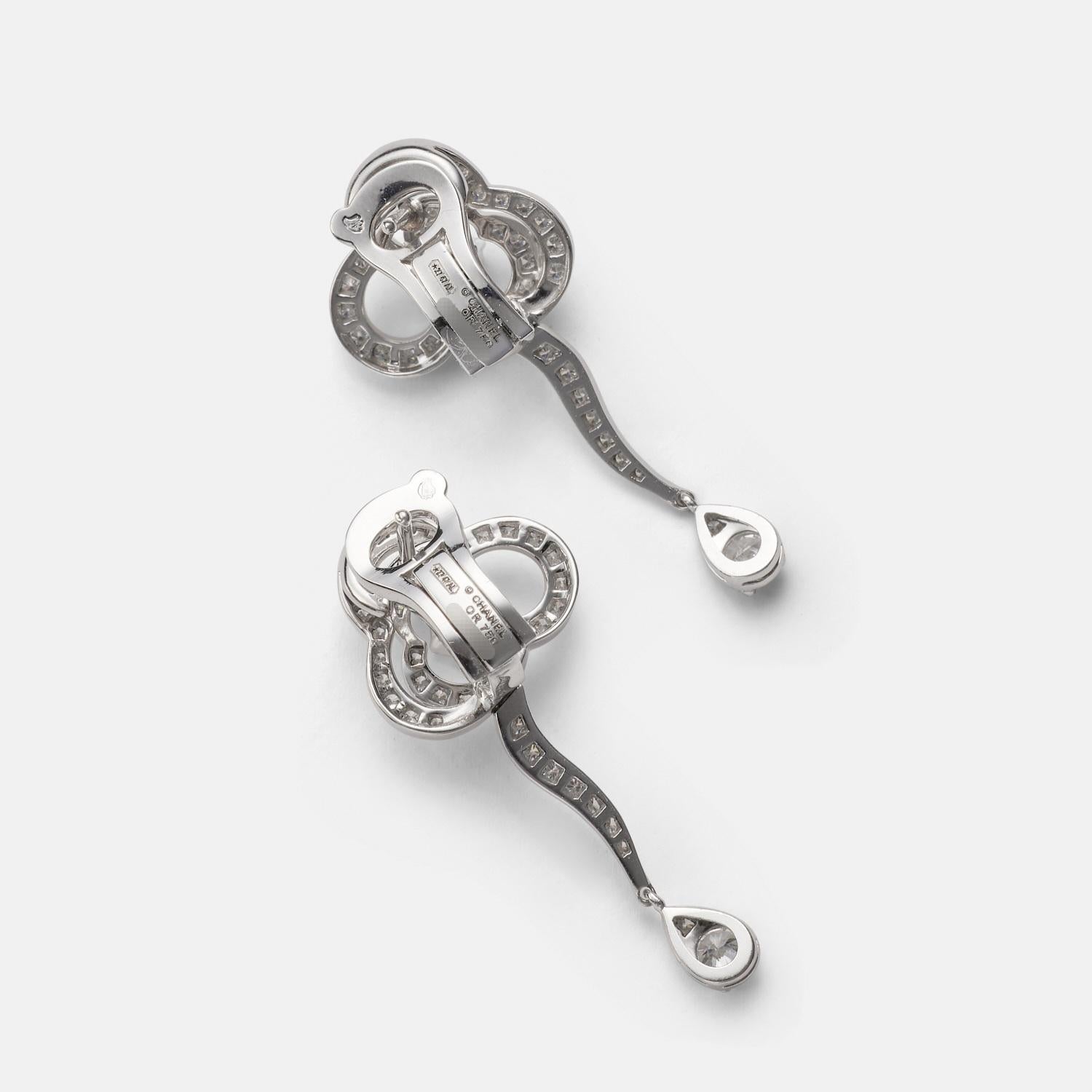 Taille brillant CHANEL Fil de Camélia earrings in white gold and diamonds en vente