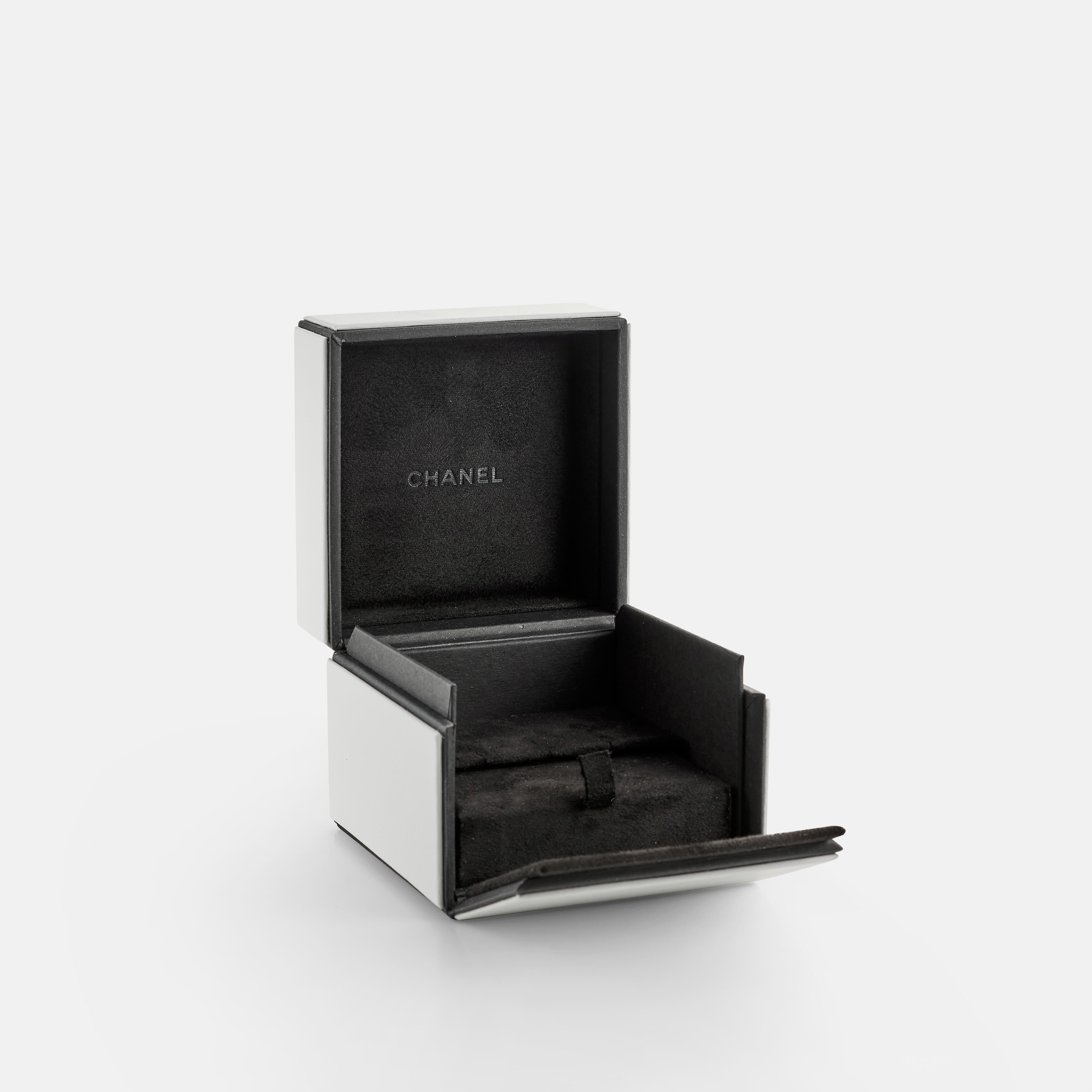 CHANEL Fil de Camélia earrings in white gold and diamonds Bon état - En vente à PARIS, FR