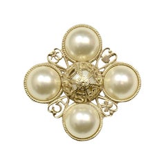 Chanel Filigree-Detail Pearl Brooch/Pendant
