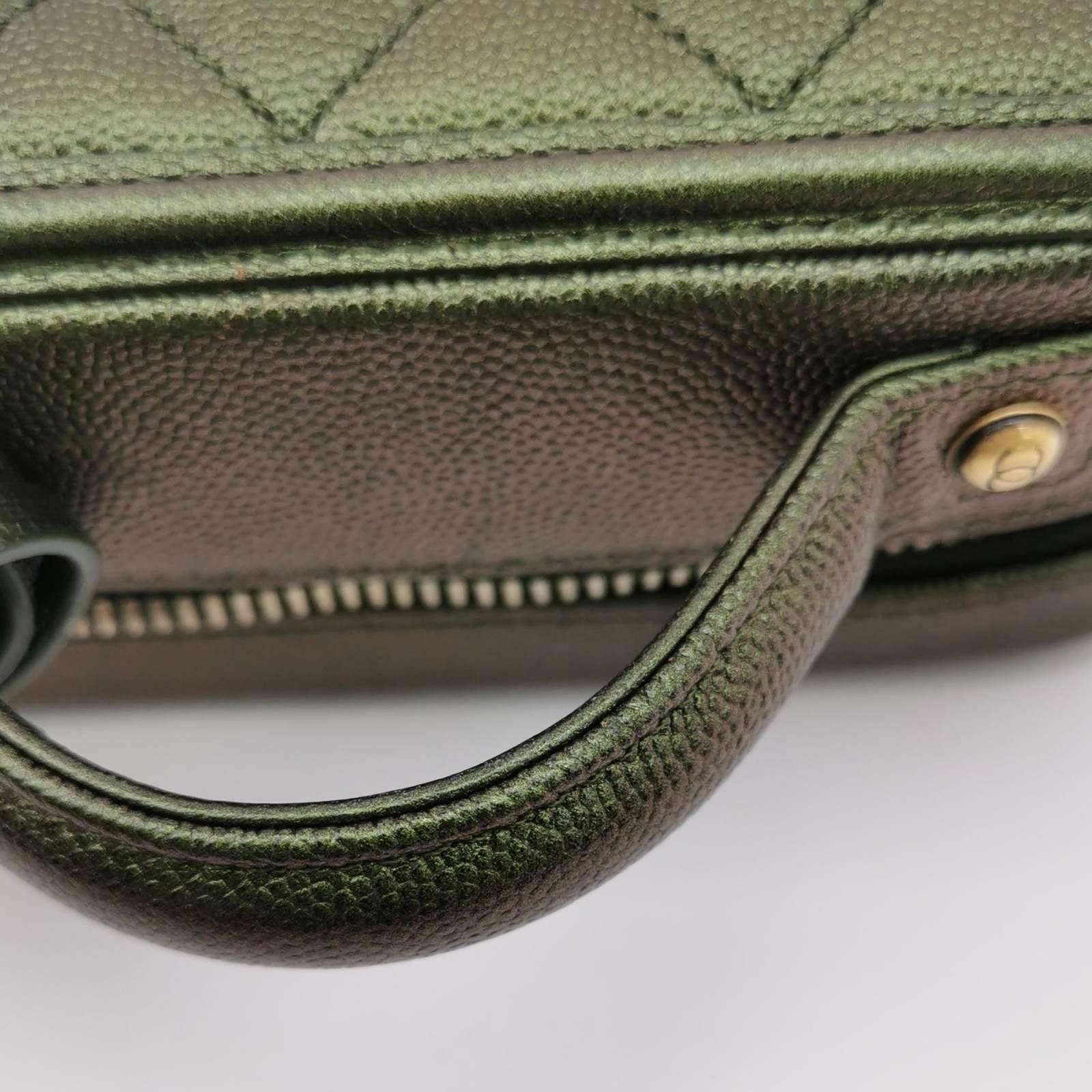 Chanel Filigree Mini Vanity Case 2018 Green Iridescent Caviar Leather 8