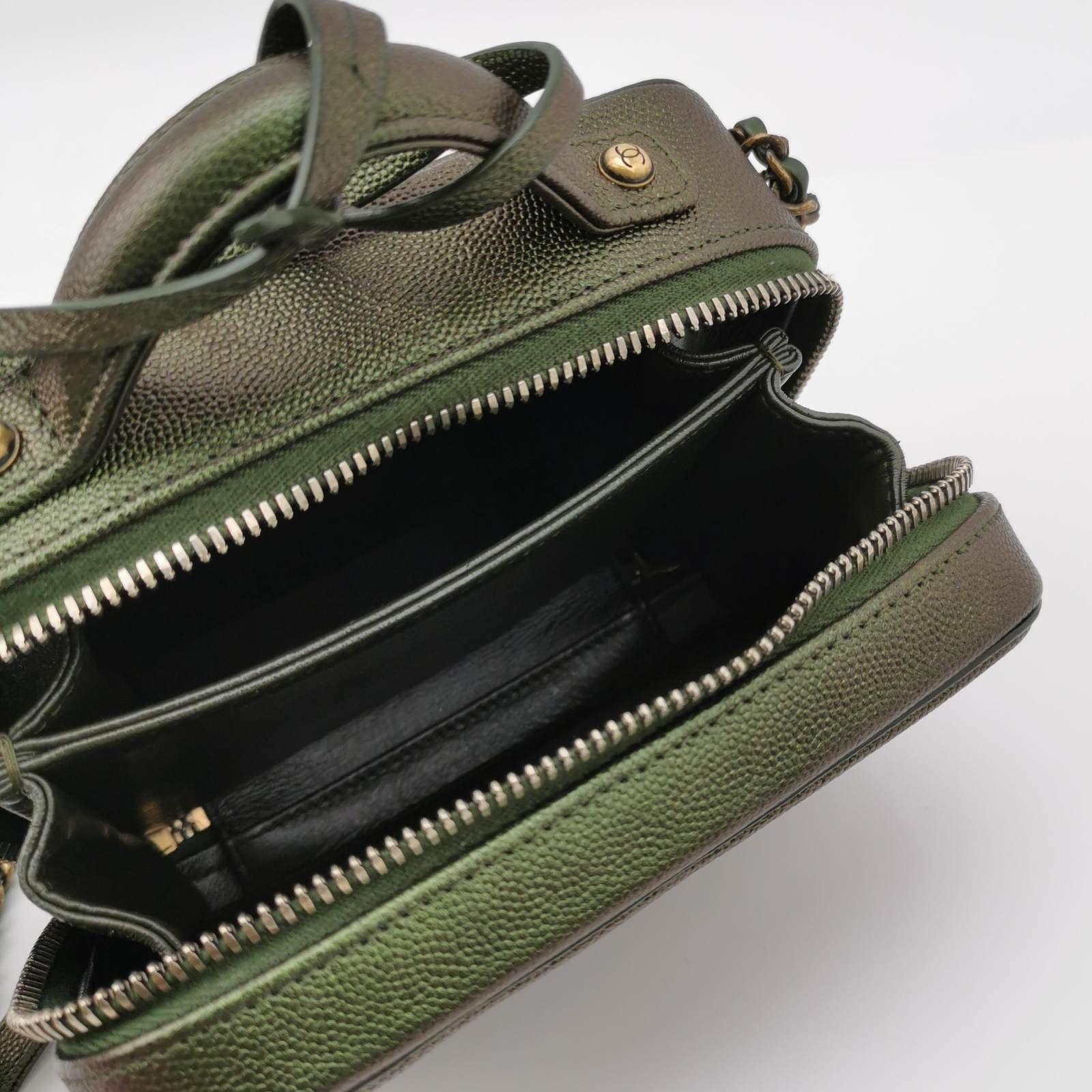 Chanel Filigree Mini Vanity Case 2018 Green Iridescent Caviar Leather In Excellent Condition In AUBERVILLIERS, FR