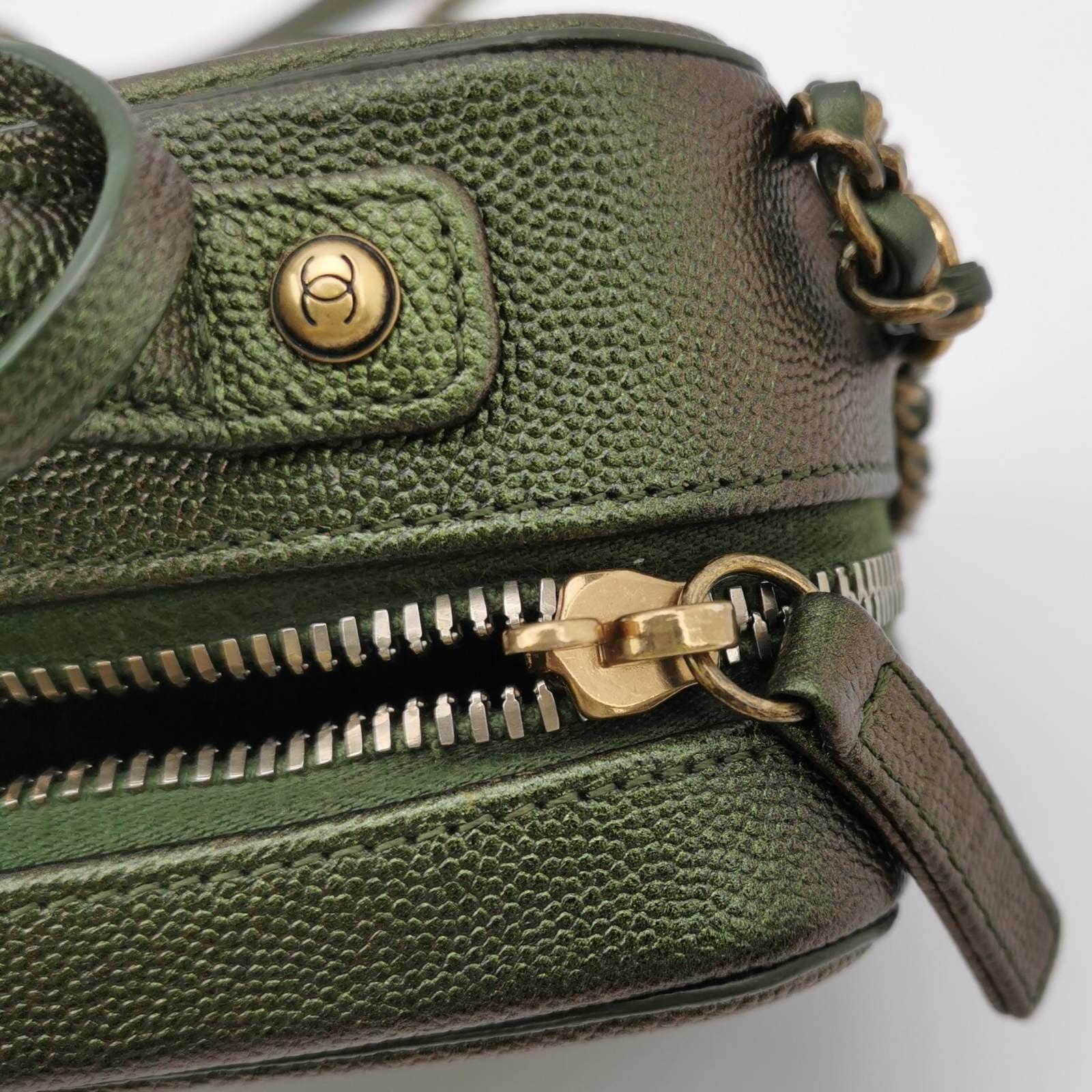 Chanel Filigree Mini Vanity Case 2018 Green Iridescent Caviar Leather 2