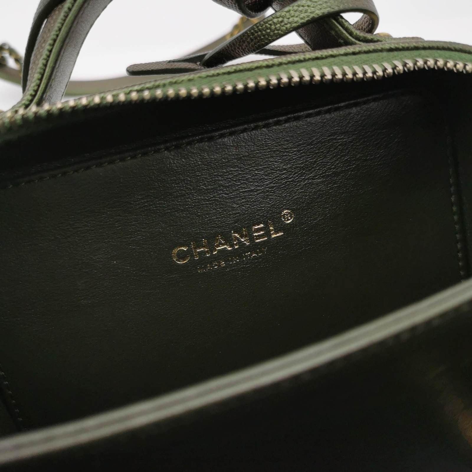 Chanel Filigree Mini Vanity Case 2018 Green Iridescent Caviar Leather 4