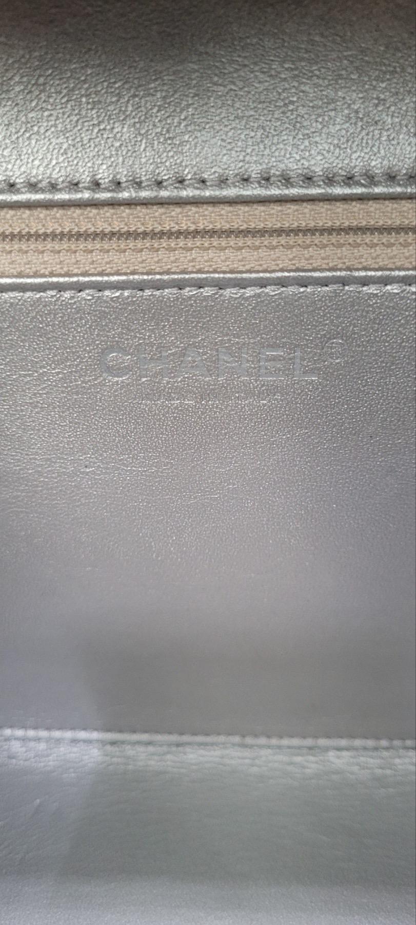 Chanel Vanity Case matelassé Caviar de couleur or en vente 12