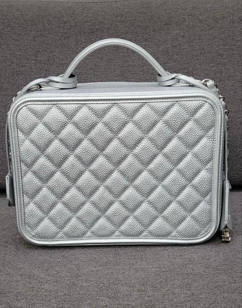 This is an authentic CHANEL Metallic Caviar Quilted LargeCC Filigree Vanity Case in Silver.
 This chic stylish travel bag is crafted of luxurious diamond quilted caviar leather in metallic silver. 
This elegant shoulder bag features a polished
