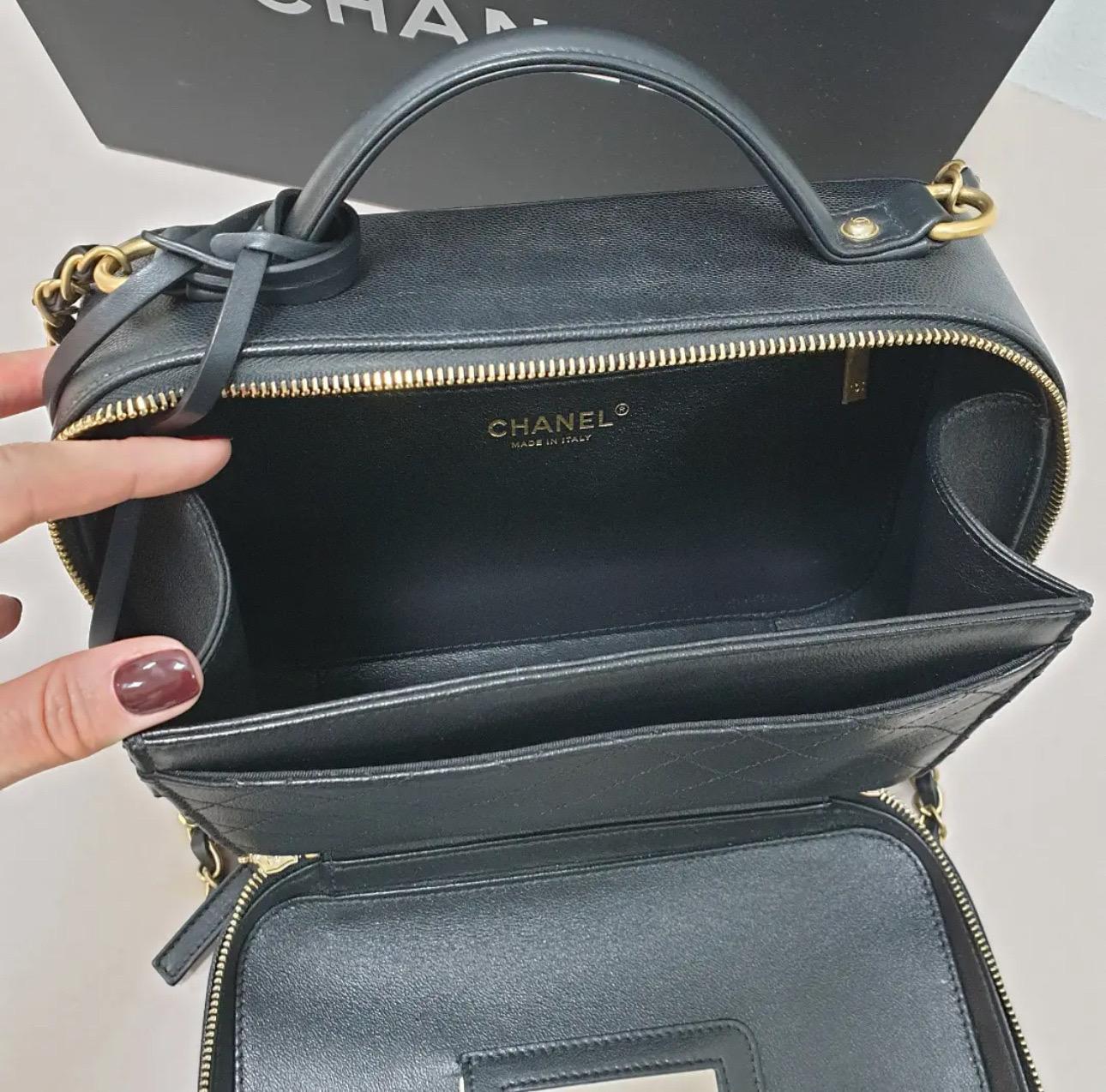 Chanel Filigree Vanity Case Quilted Caviar Gold-tone Bag In Good Condition For Sale In Krakow, PL