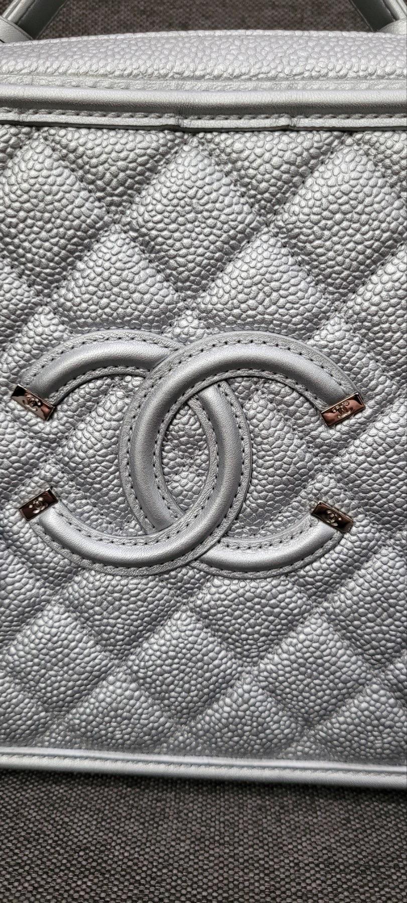 Chanel Filigree Vanity Case Quilted Caviar Gold-tone Bag In Good Condition For Sale In Krakow, PL