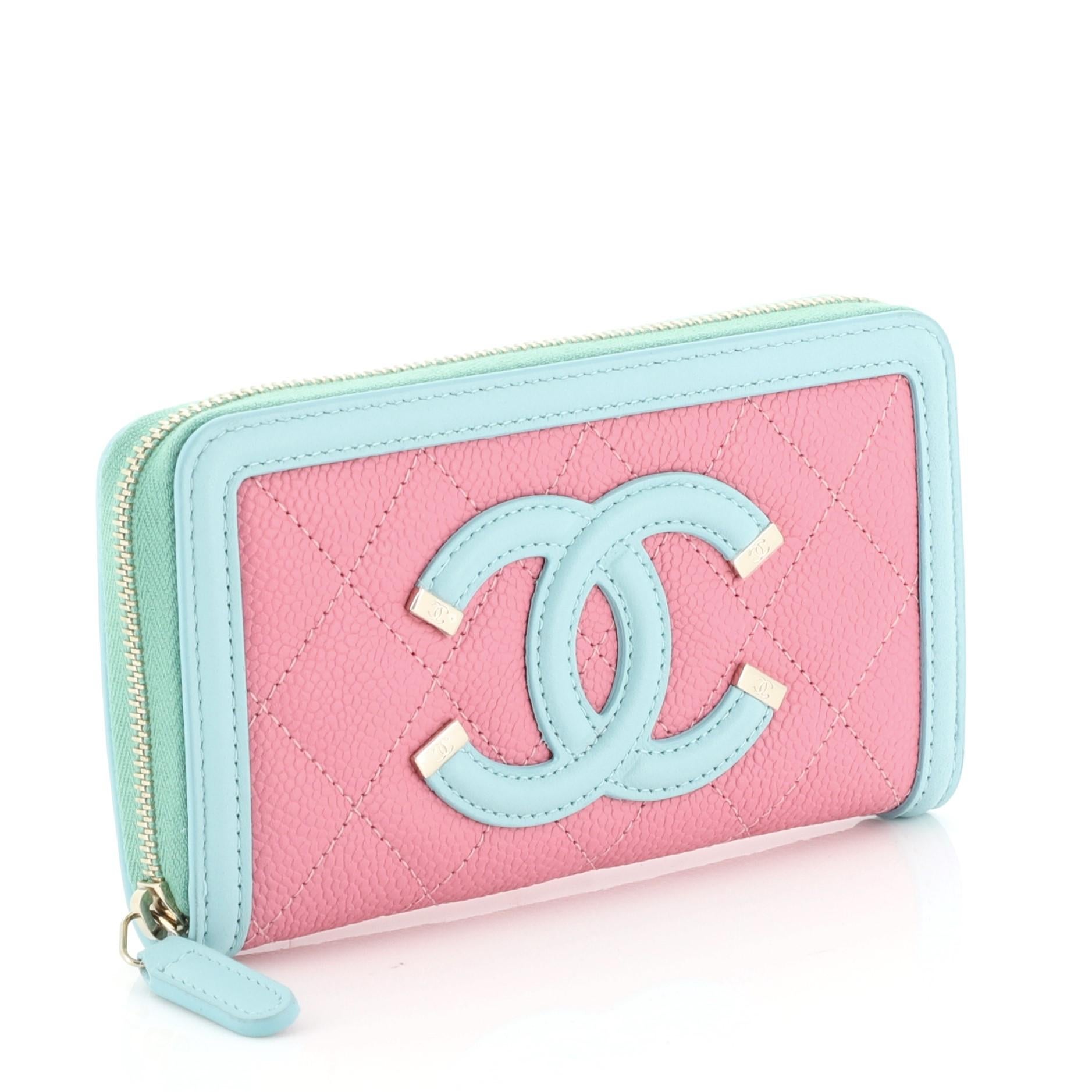 
This Chanel Filigree Zip Around Wallet Quilted Caviar Small, crafted in pink quilted caviar leather and blue leather, features CC logo patch on the front and gold-tone hardware. Its zip closure opens to a pink leather interior with zip compartment
