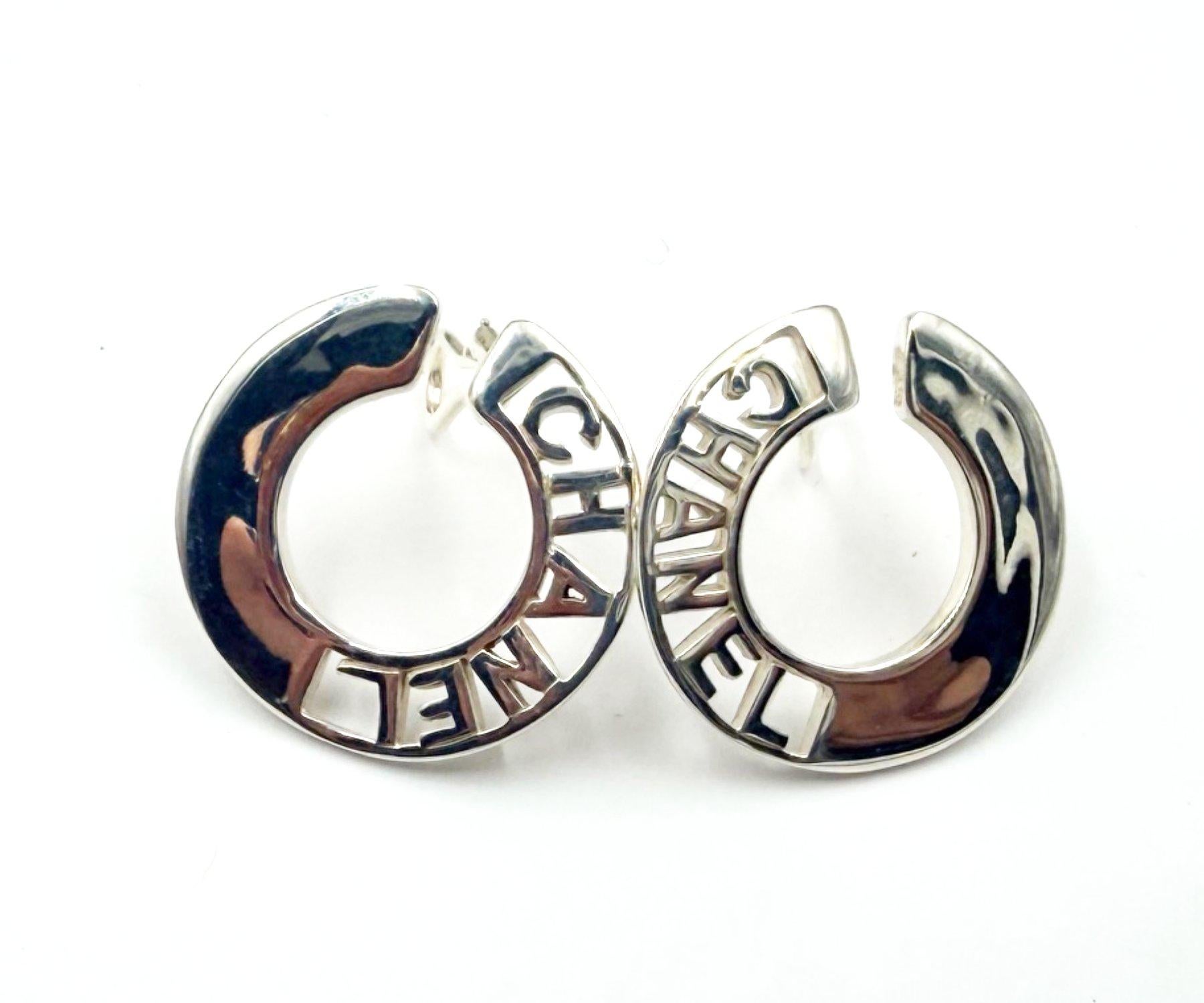 Chanel Fine Jewelry 925 Silver Letter C Clip on Earrings (boucles d'oreilles à pince)

*Marqué 925 avec le cachet de la haute joaillerie Chanel
*Livré avec la boîte d'origine

-Il mesure environ 1
