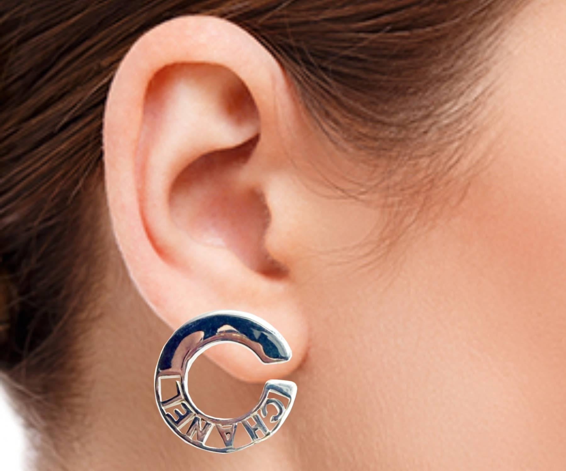 Chanel Fine Jewelry 925 Silver Letter C Clip on Earrings Excellent état - En vente à Pasadena, CA