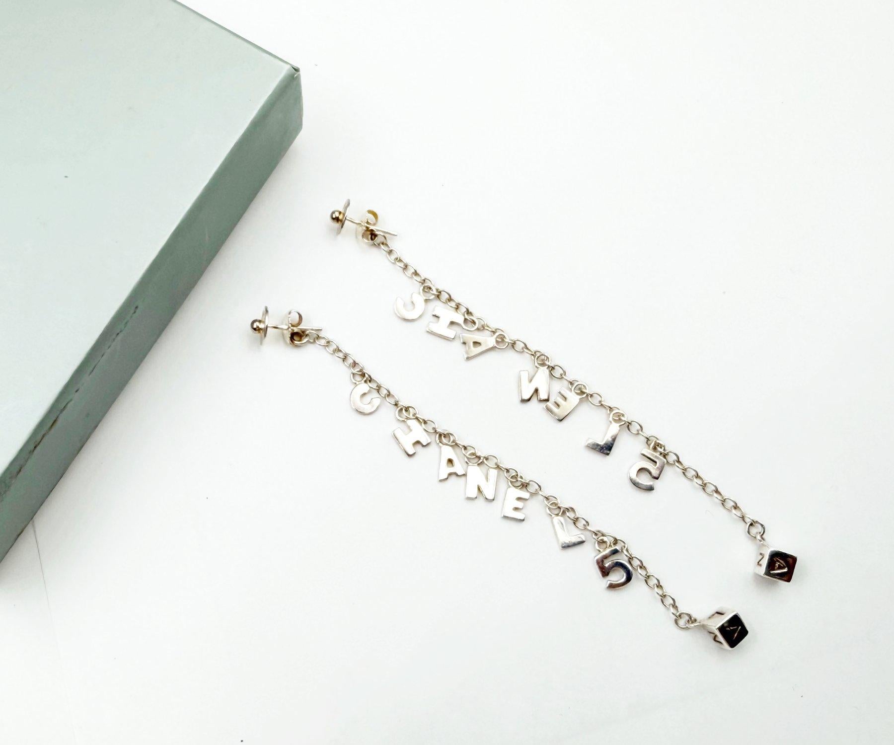 Chanel Fine Jewelry Silber 925 Buchstabe Würfel lange Piercing-Ohrringe

* 925 und Chanel-Schmuckstempel gestempelt
* Kommt mit der Originalverpackung und dem Etui

-Es ist ungefähr 4″ x 0,25