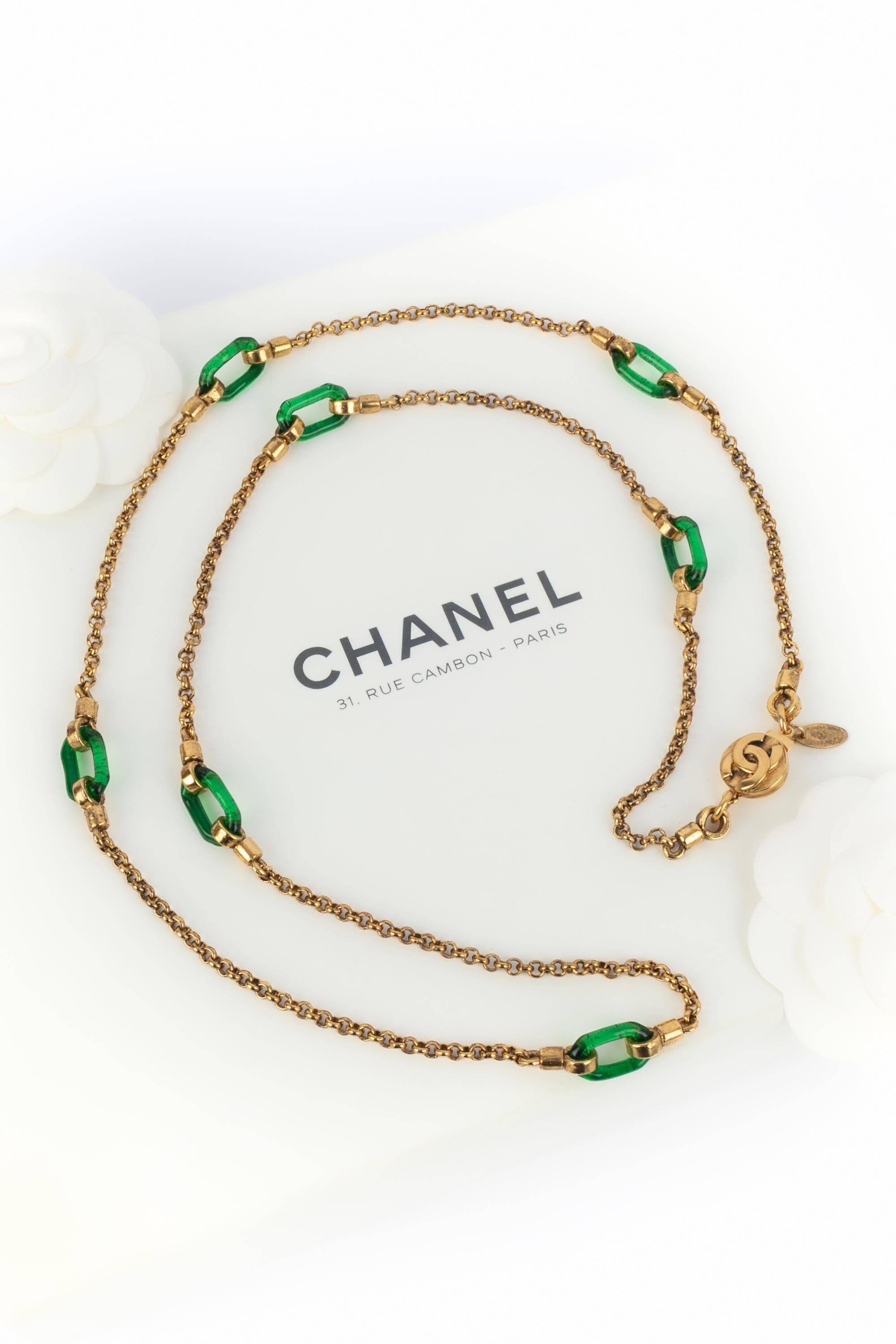 CHANEL - (Made in France) Collana lunga in metallo dorato con elementi in pasta di vetro verde. Gioielli degli anni 1975-1980.

Condizioni:
Ottime condizioni

Dimensioni:
Lunghezza: 90 cm

SKU:CB86