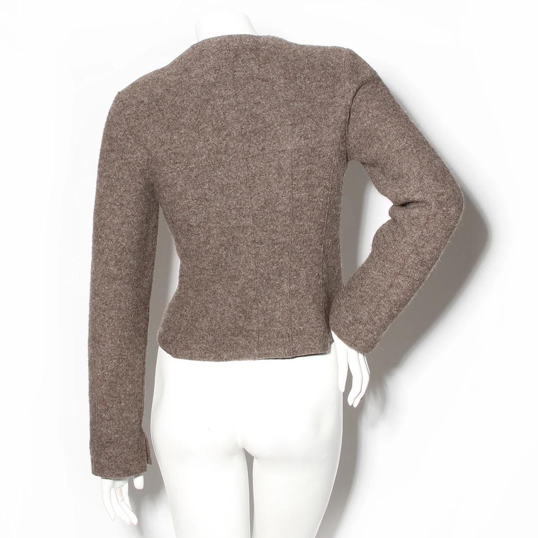 Chanel por Karl Lagerfeld
Chanel Otoño / Invierno 1999 Colección Prêt-à-Porter
Fabricado en Francia
Fieltro de lana marrón
Cuello plano puntiagudo 
Cremallera frontal en tono bronce
Ventilación en el puño de la manga 
100% Lana 
Sin forro
Detalles