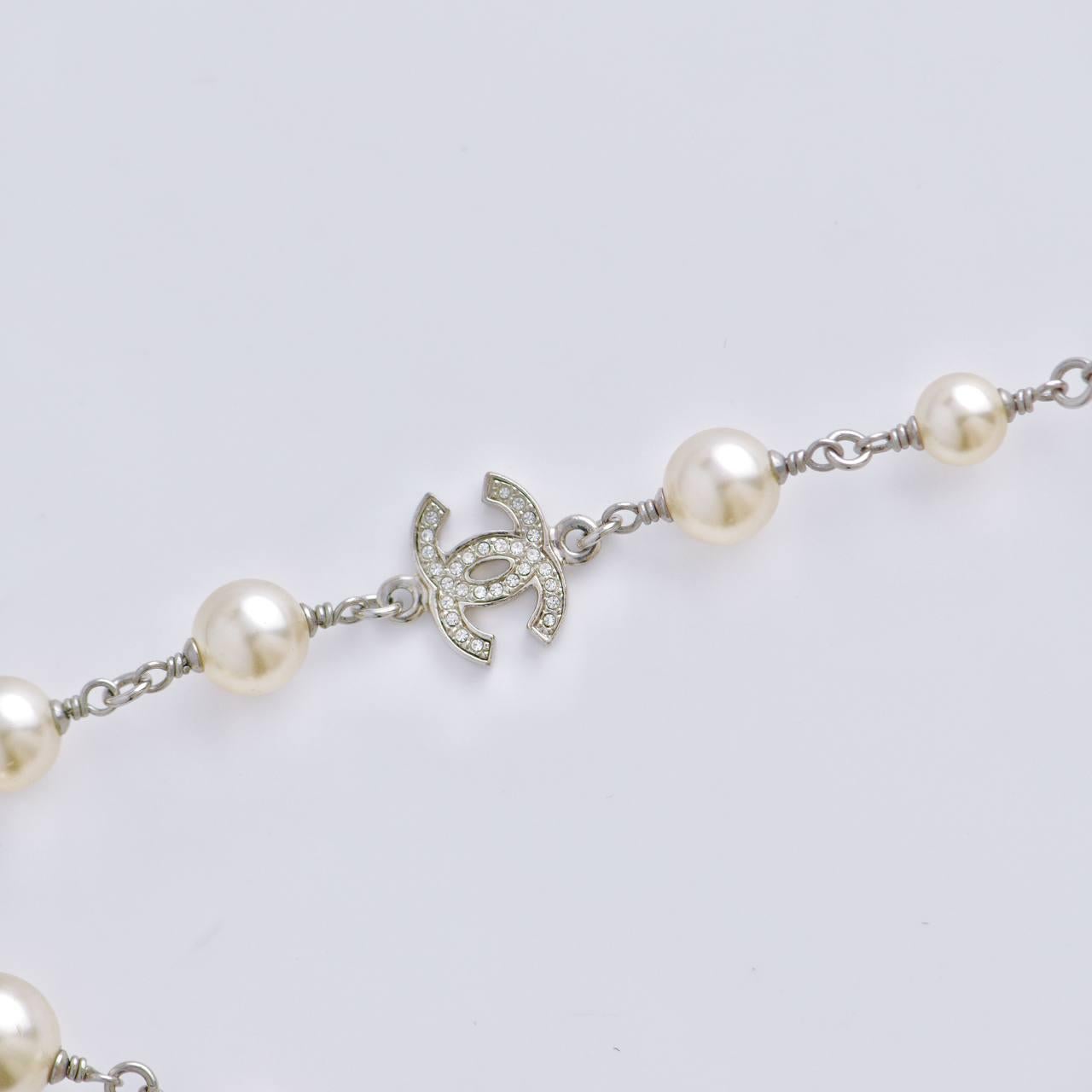 Women's or Men's Chanel Five CC Logo Pearl Sautoir Necklace For Sale