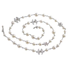 Chanel Cinco CC Logotipo Perla Sautoir Collar