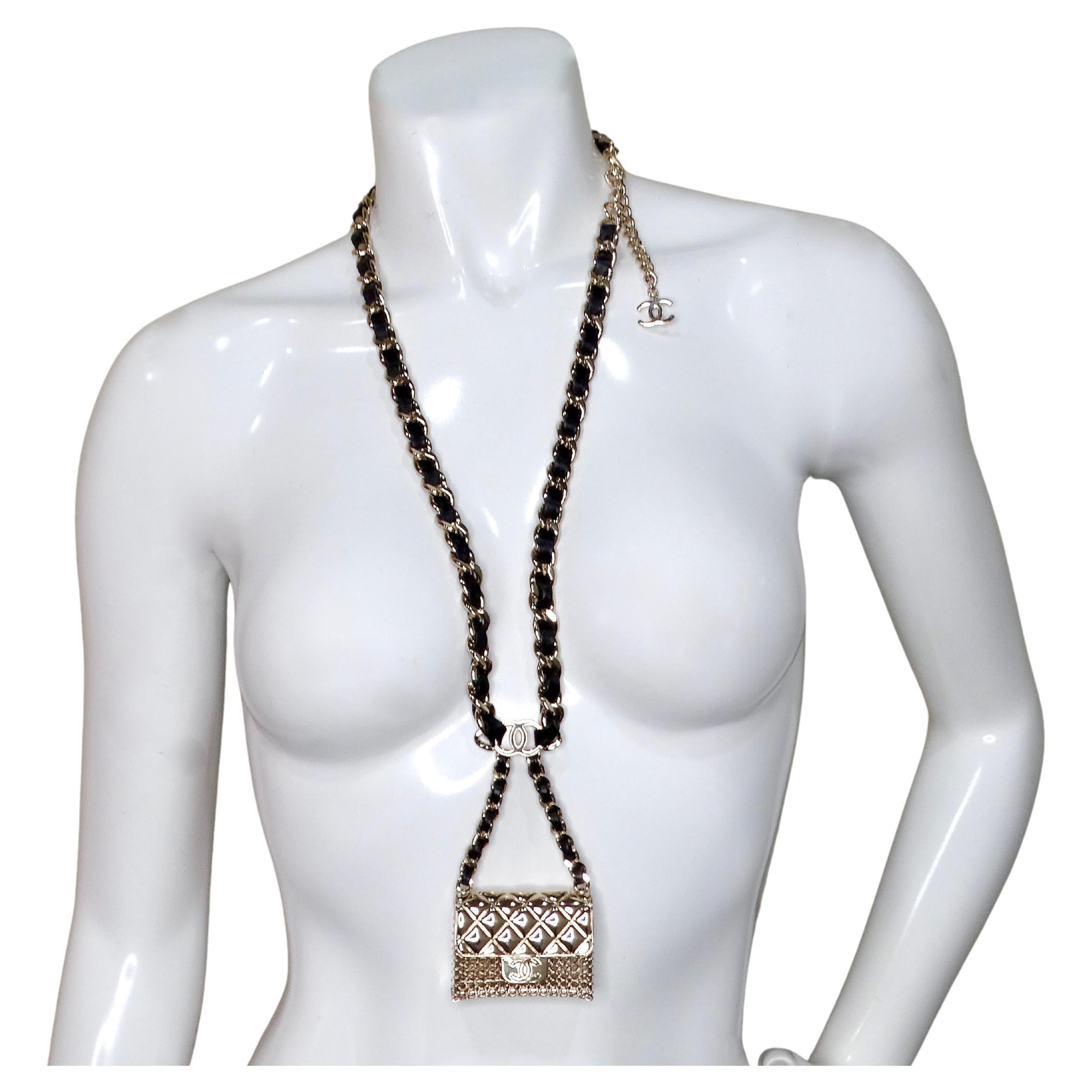 La Chanel Flap Bag Charm Chain Waist Belt Or Necklace 2021 è un accessorio versatile e sofisticato che fonde perfettamente l'eleganza classica con la funzionalità moderna. Realizzato con una catena intrecciata color oro e un cinturino in pelle nera,