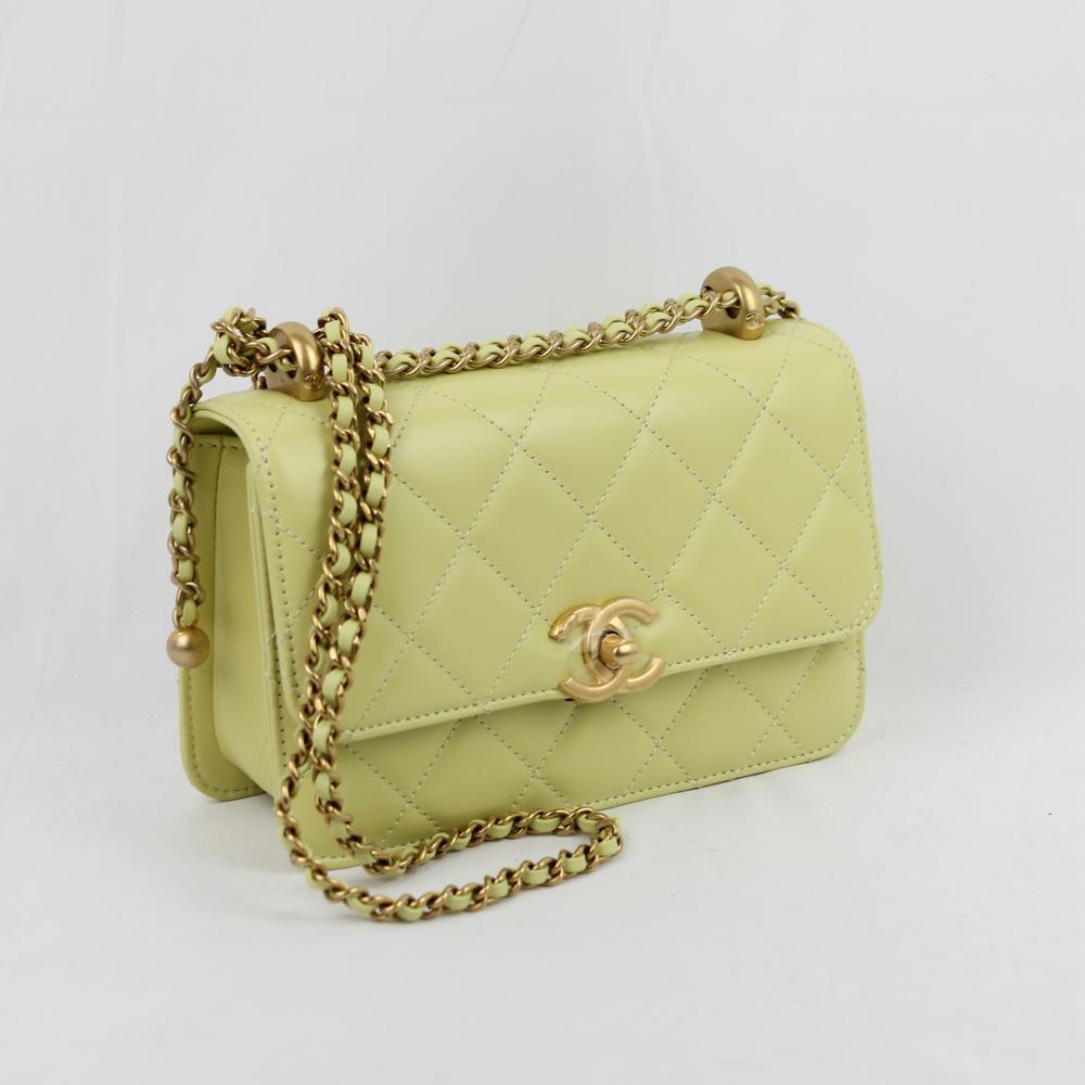 Flap bag with interlock closure in yellow lambskin with gold hardware with antique effect. Bag in near mint condition with protective plastics on CC closure. Very small mark on the bottom as visible in photo.
Year 2023. ID: II24079

Certificato