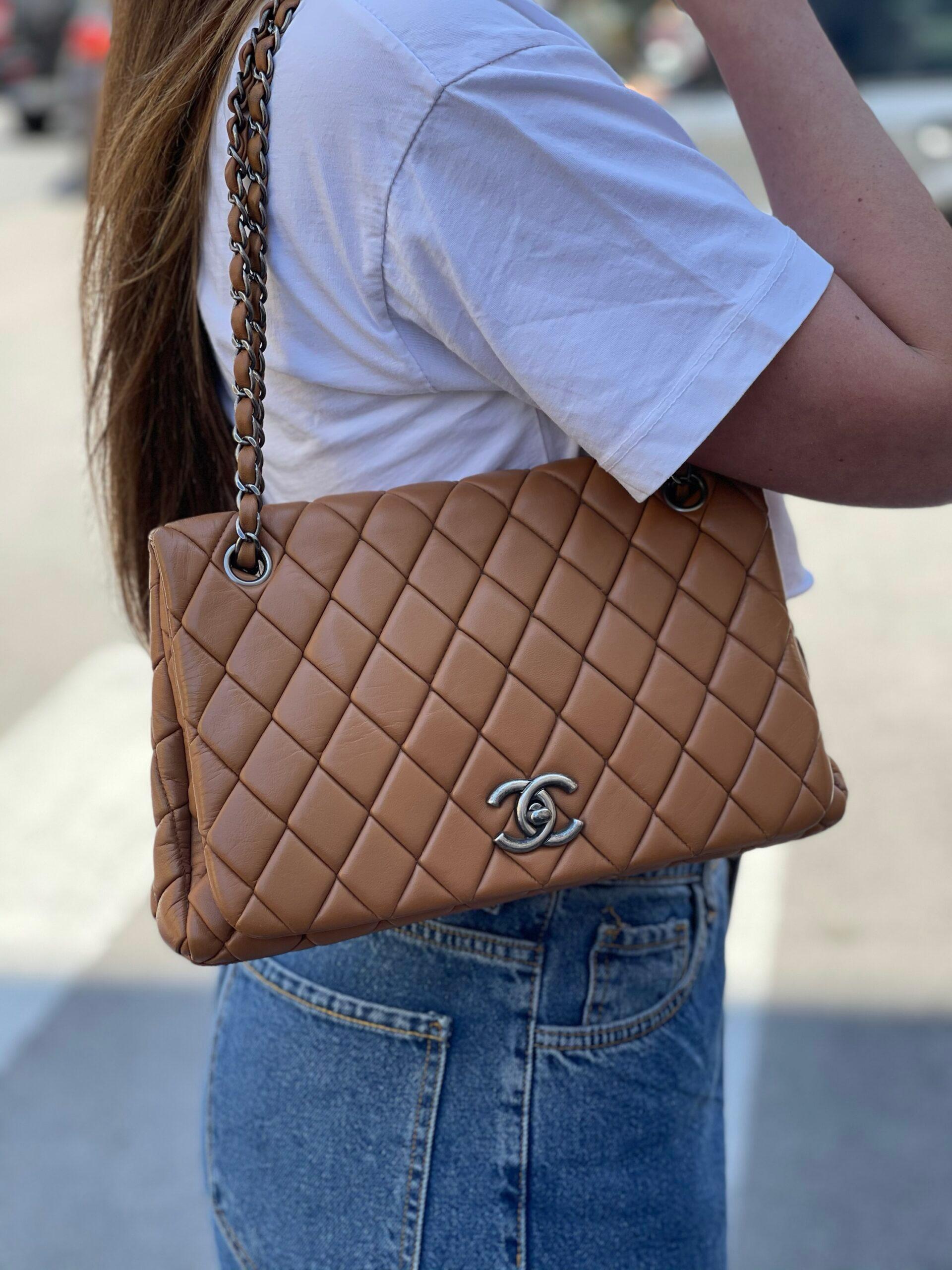 Chanel bag made of brown leather with silver hardware.
Closure with CC logo, internally quite large.
Equipped with leather shoulder strap and sliding chain.
The bag is in good condition, year of production 2010/2011.

Dimensions: 8 × 30 × 17 cm
