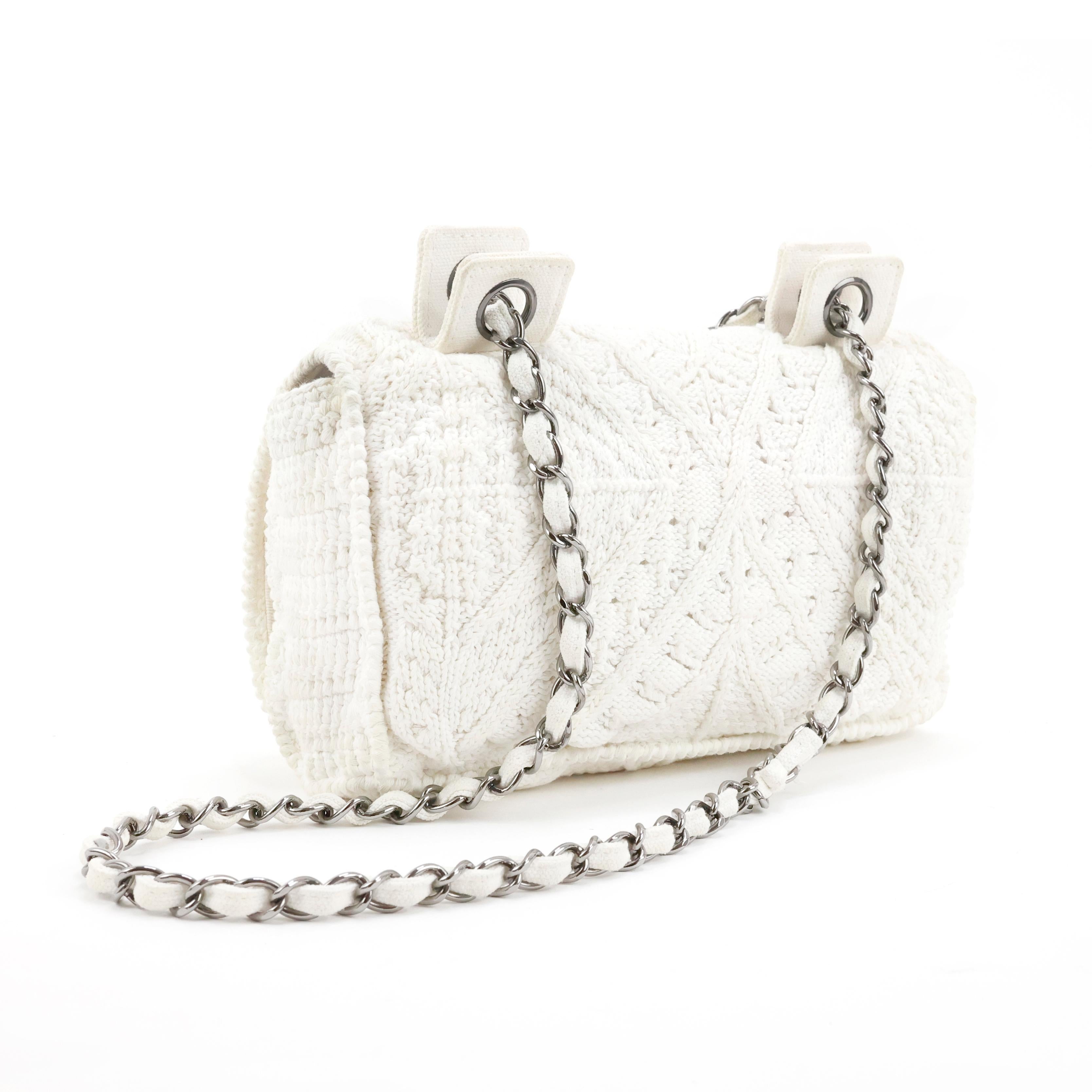 Chanel flap bag CC logo in crochet fabric color white, silver hardware.

Condition:
Really good, to note: slight yellowing on fabric.

Packing/accessories:
Dustbag.

Measurements:
23cm x 14cm x 8cm