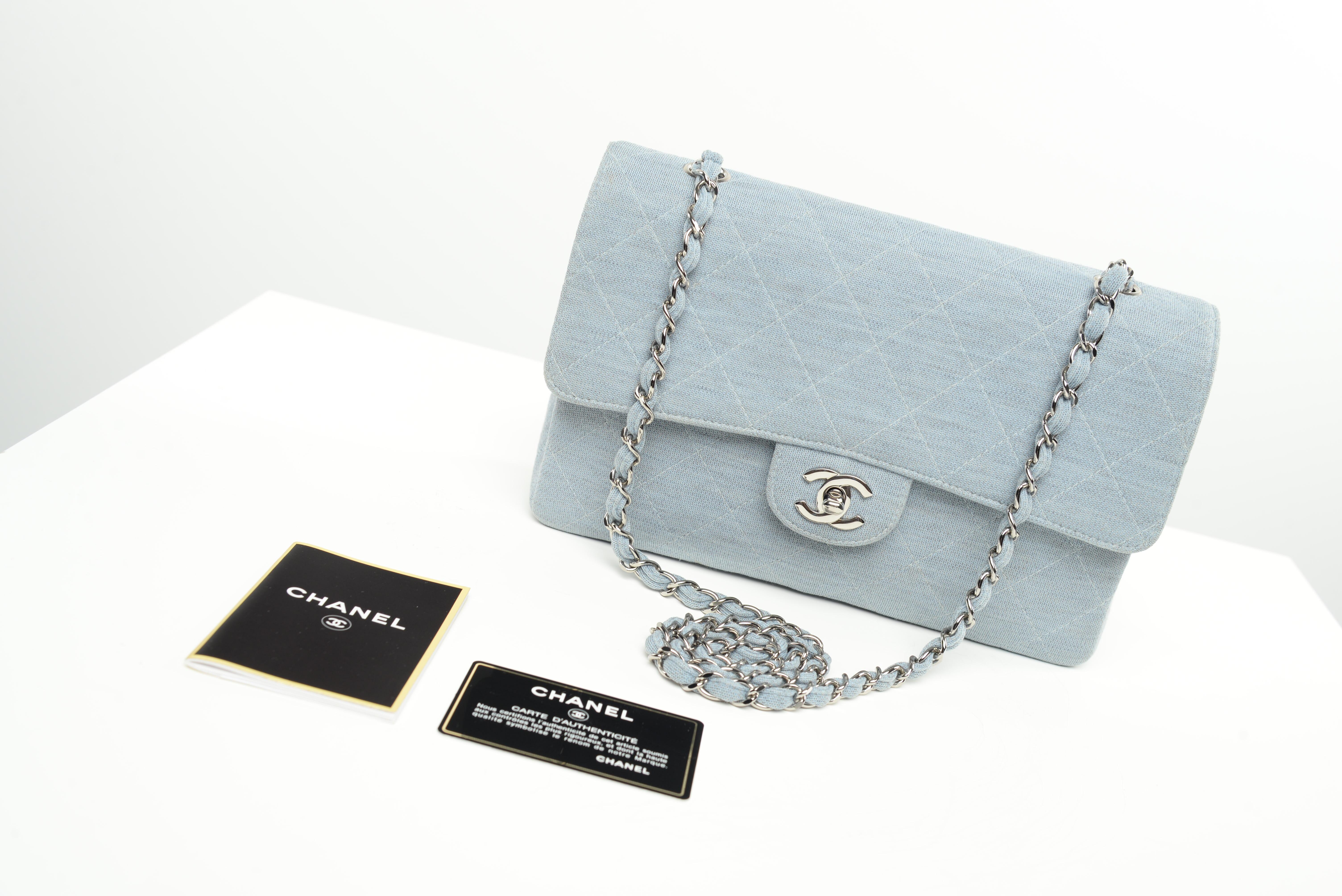 From the collection of SAVINETI we offer this Chanel Flap Bag Denim:
-	Brand: Chanel
-	Model: Single Flap Light Blue Denim Look
-       Colour: Light Blue (RARE)
-	Year: 1997-1999
-	Code: 5953664
-	Condition: Good
-	Materials: Lambskin Leather,