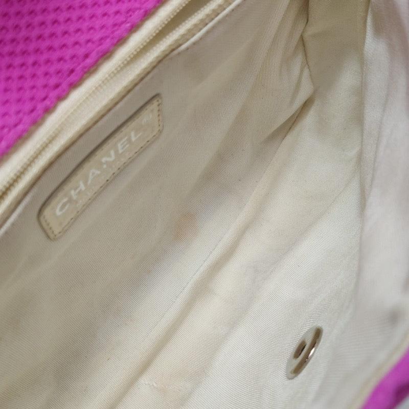 Chanel - Sac à rabat rose moyen en cuir verni jaune perforé 2009-10 en vente 6