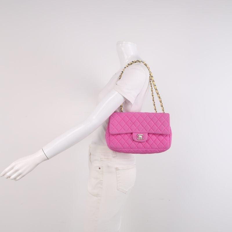 Chanel Sac à rabat Medium Rose Tissu perforé Jaune Cuir verni Stap 2009-2010
 Il s'agit de photos professionnelles du sac.
 ÉTAT : Très bon état
 Ce sac d'occasion présente des signes d'usure modérés. Taches sur les coins du sac, le tissu et la
