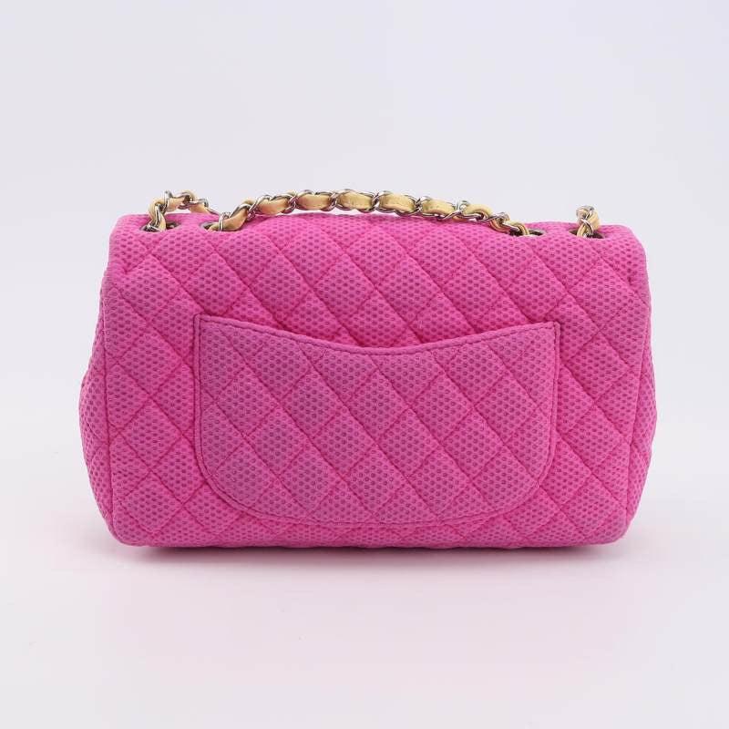 Rose Chanel - Sac à rabat rose moyen en cuir verni jaune perforé 2009-10 en vente