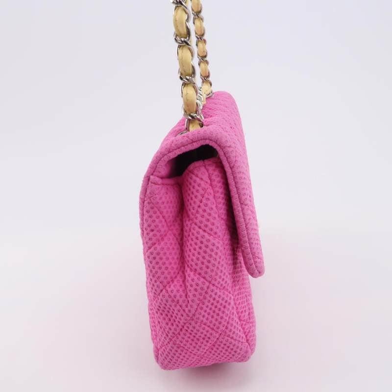 Chanel - Sac à rabat rose moyen en cuir verni jaune perforé 2009-10 Bon état - En vente à AUBERVILLIERS, FR