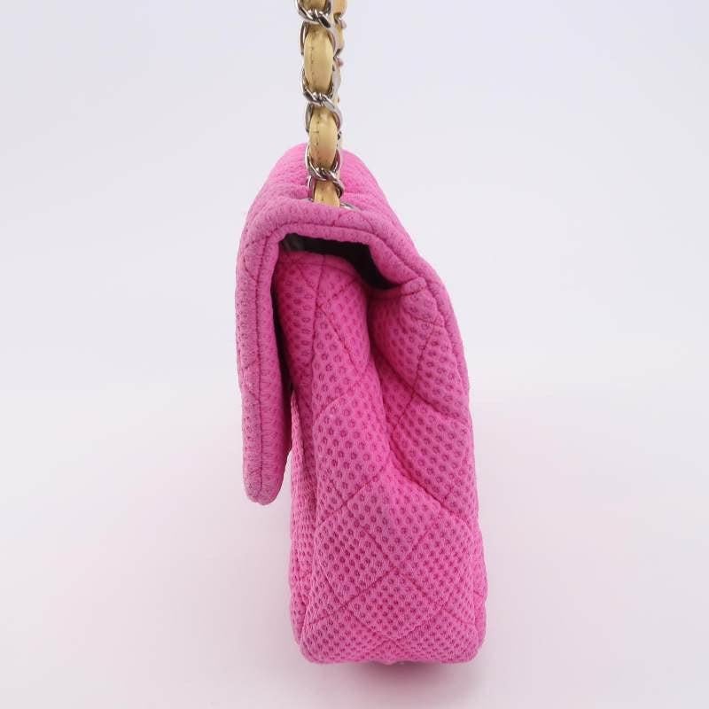 Chanel - Sac à rabat rose moyen en cuir verni jaune perforé 2009-10 Pour femmes en vente