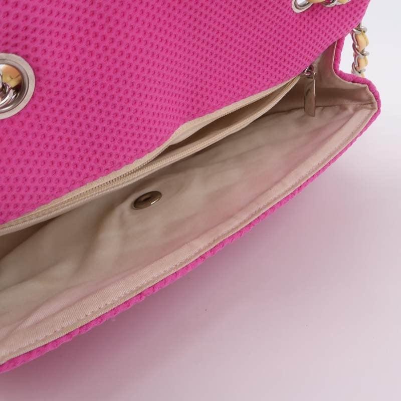 Chanel - Sac à rabat rose moyen en cuir verni jaune perforé 2009-10 en vente 2