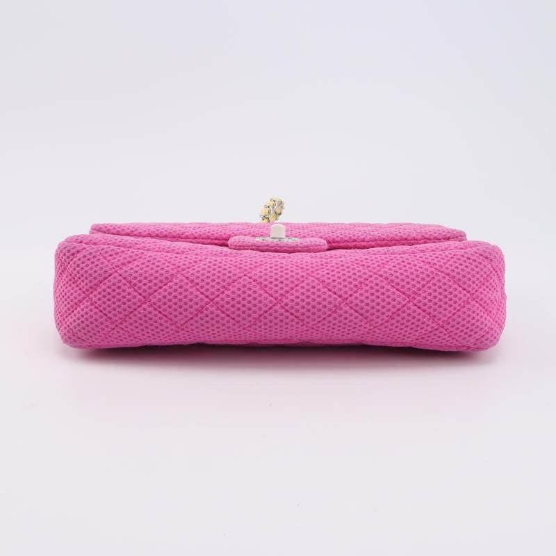 Chanel - Sac à rabat rose moyen en cuir verni jaune perforé 2009-10 en vente 3