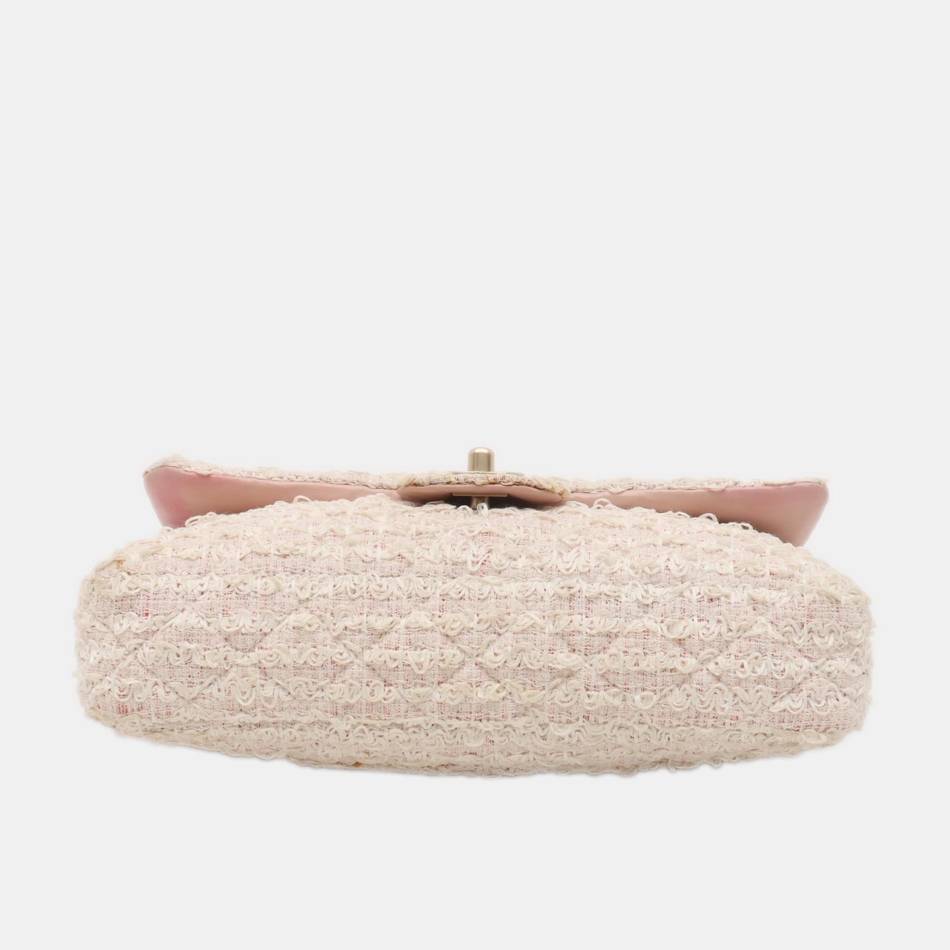Sac à rabat Chanel en tweed rose moyen 2009-2010 État moyen - En vente à AUBERVILLIERS, FR