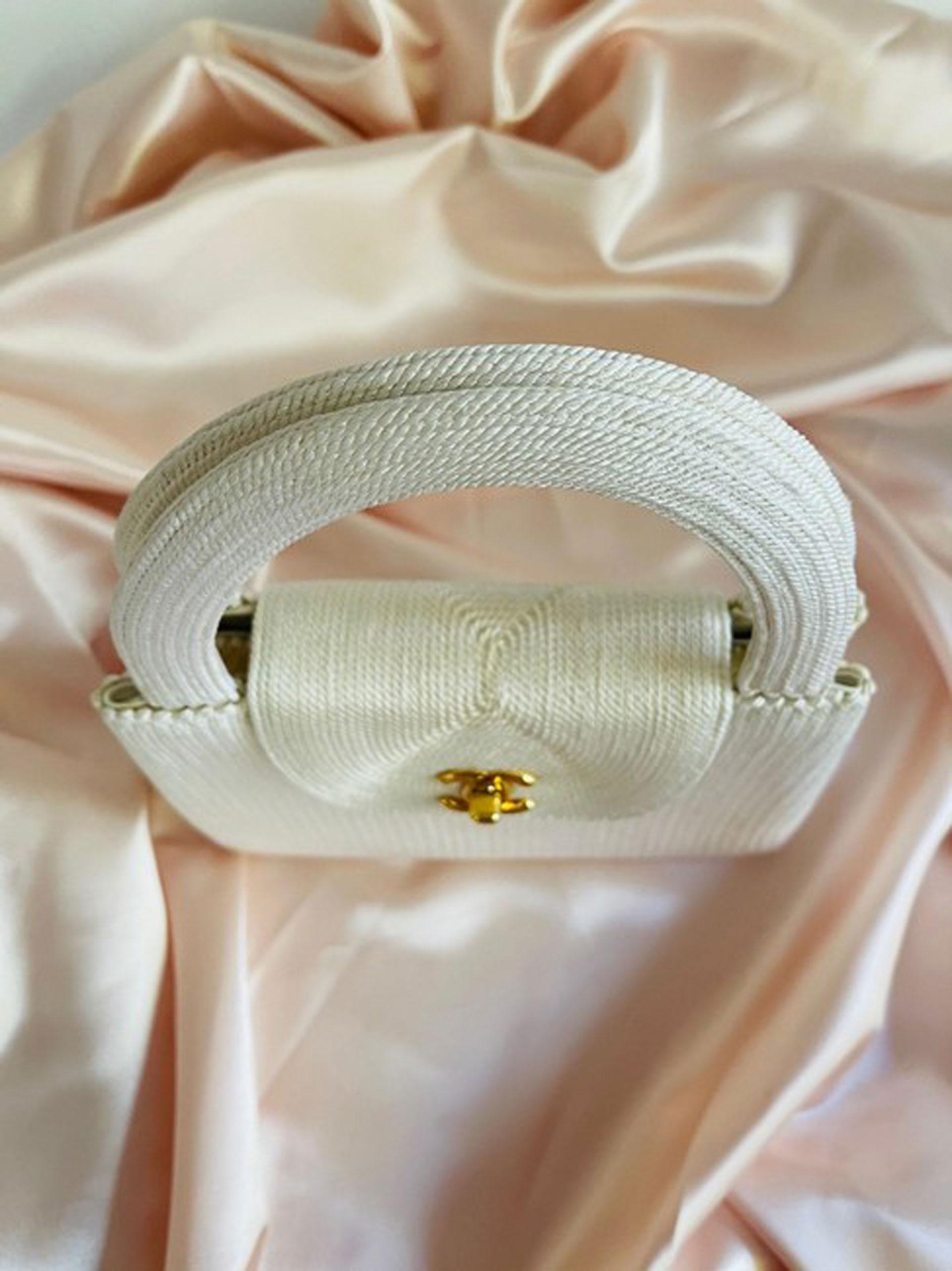 Chanel Rare sac à rabat Kelly vintage en soie tissée blanc cassé et blanc cassé, 1997  en vente 4